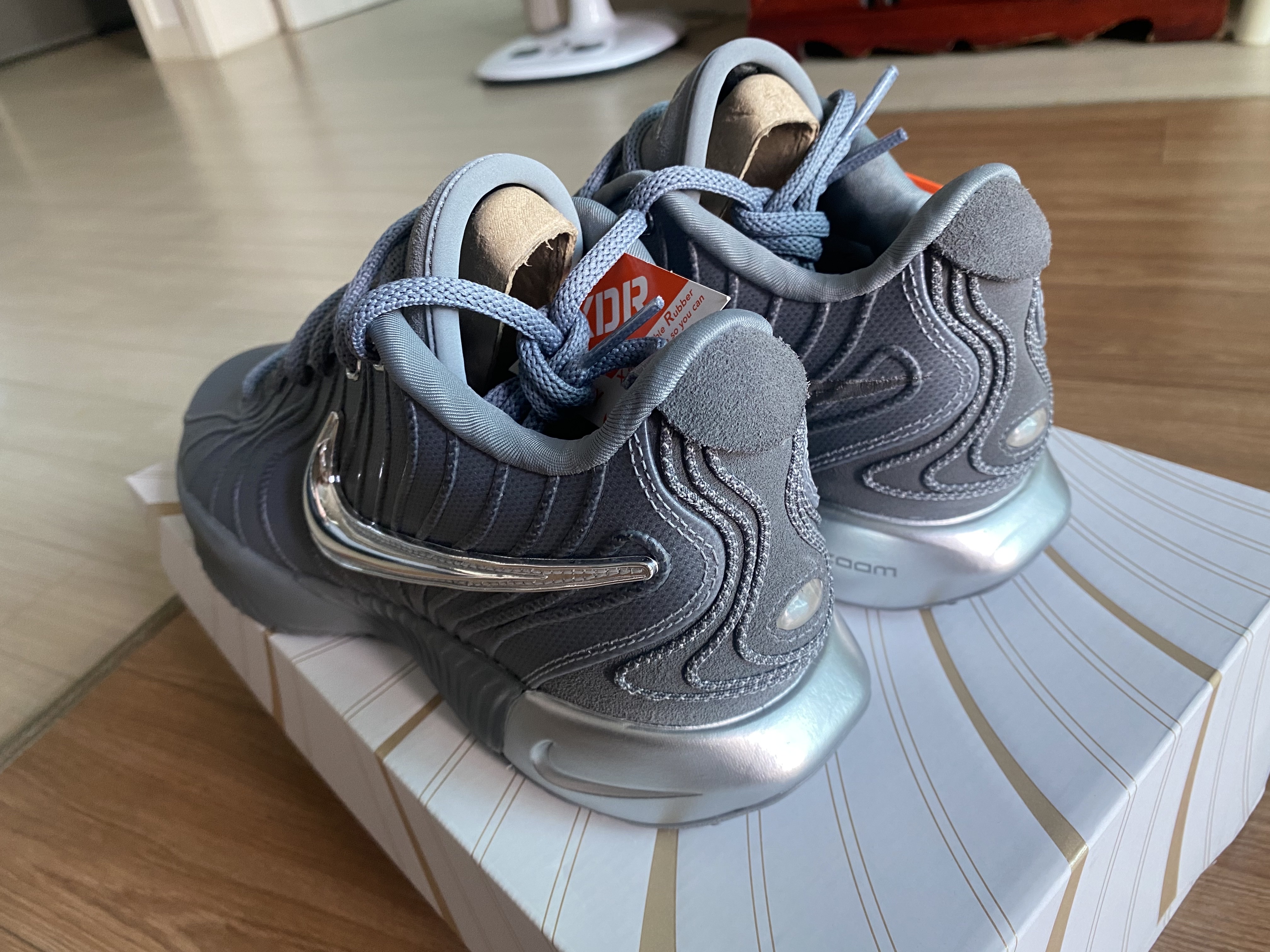 Nike LeBron 21 EP Resilient Cool Grey Metallic Silver 착용 스타일 - 1