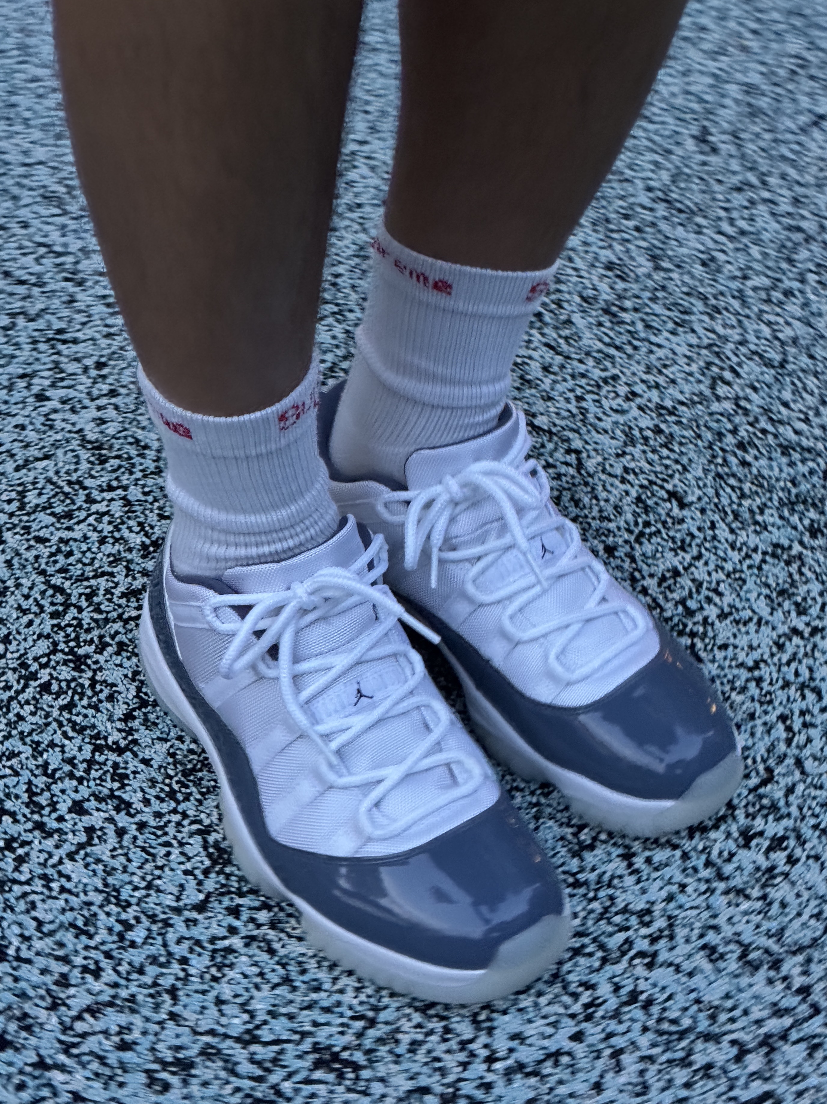 Jordan 11 Retro Low Diffused Blue, Supreme Hanes Crew Socks White (4 Pack) 착용 스타일