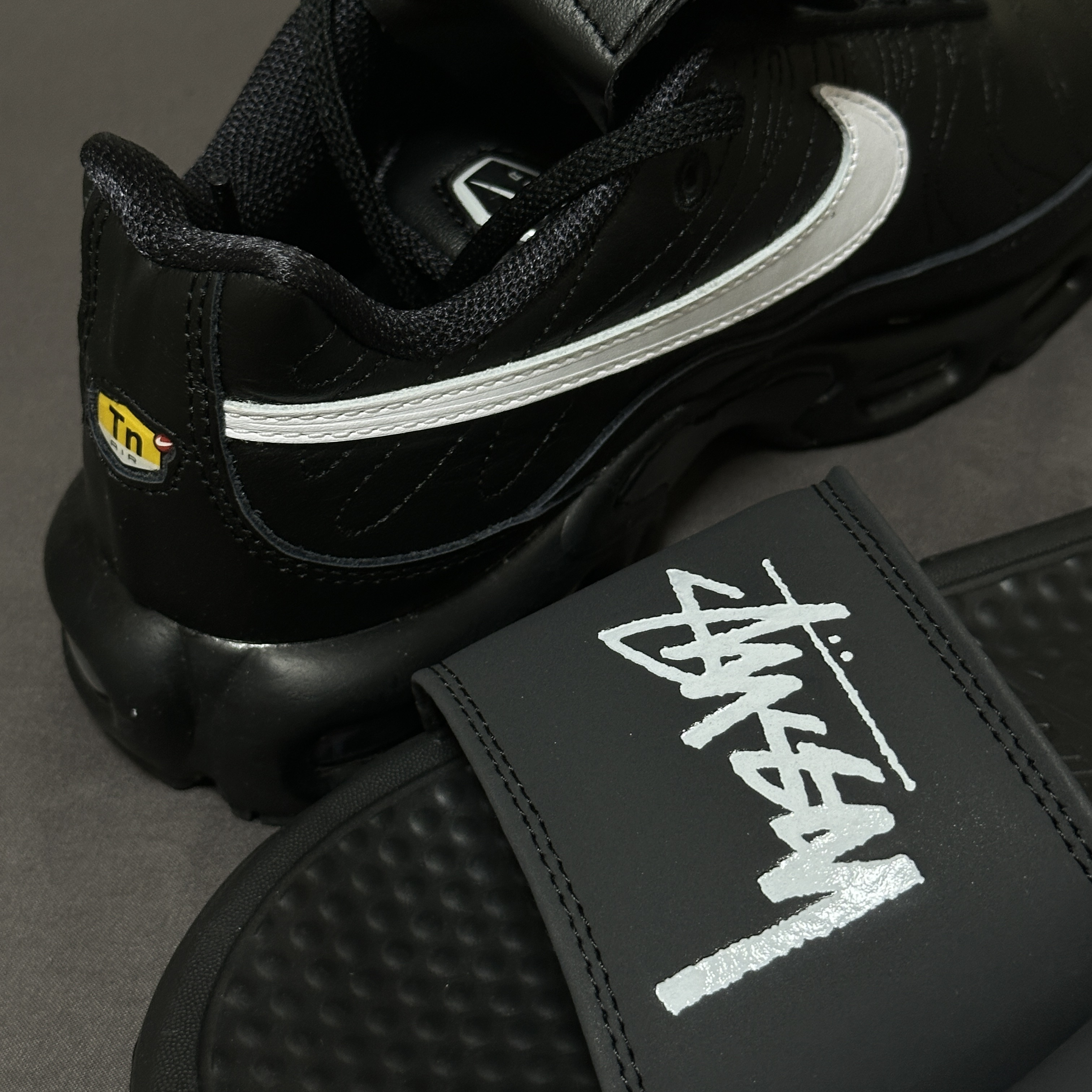 (W) Nike Air Max Plus TNPO Black, Nike x Stussy Benassi Slide Off Noir 착용 스타일 - 2
