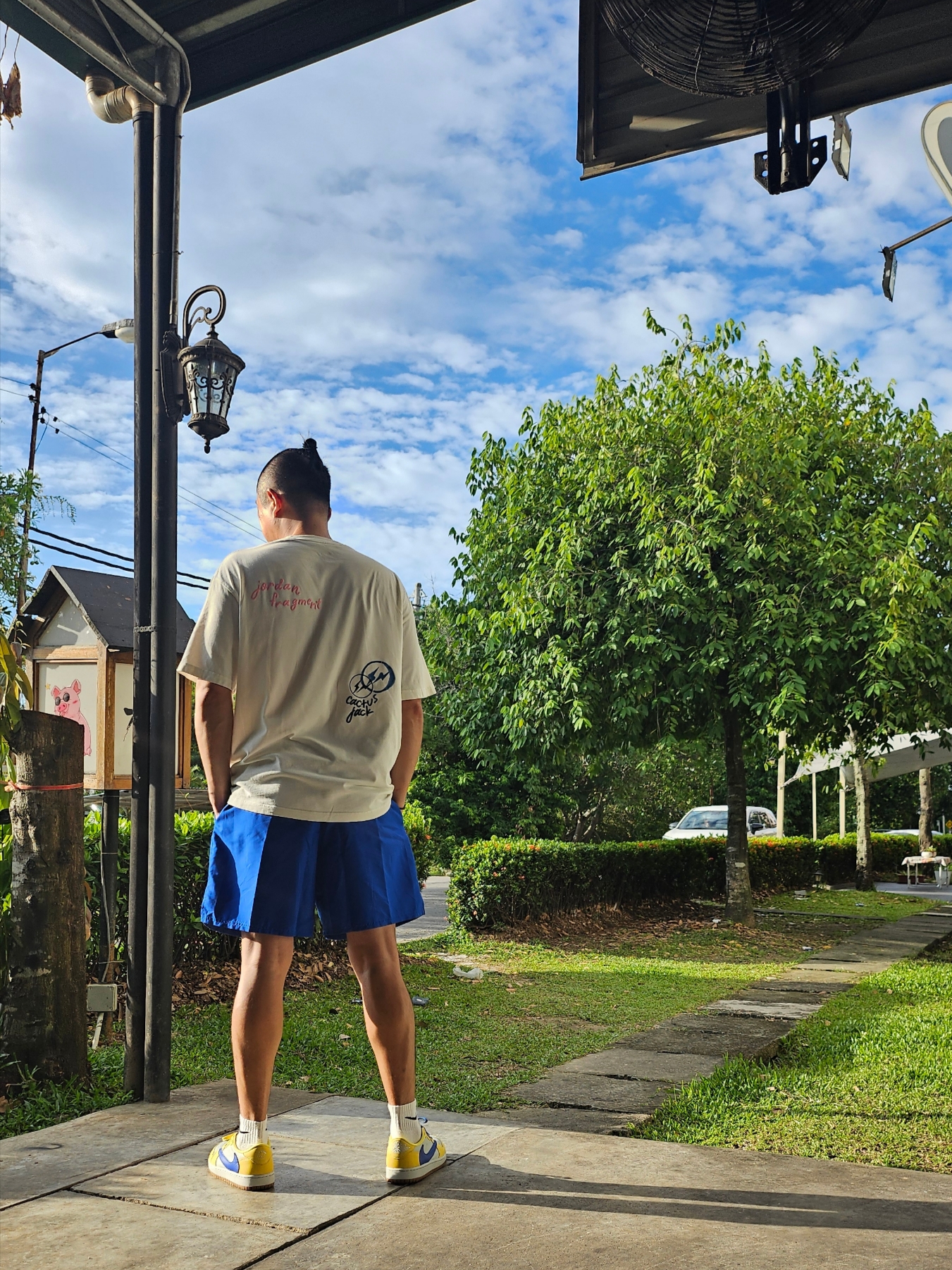 Jordan x Travis Scott x Fragment T-Shirt Sail (DJ0620-133), Nike Swim Essential 7 Inch Volley Shorts Game Royal 착용 스타일