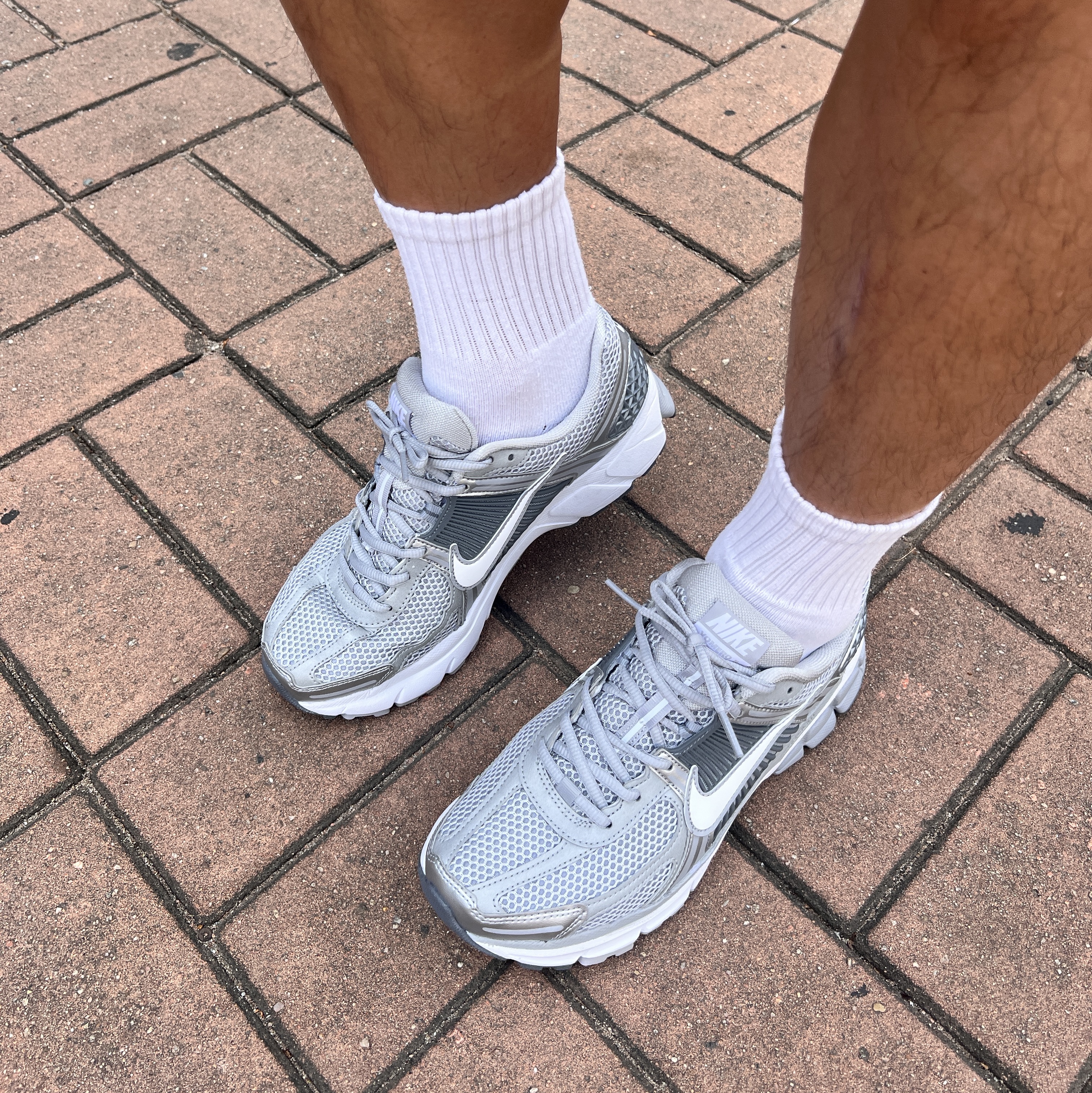 Nike Zoom Vomero 5 Wolf Grey White 착용 스타일