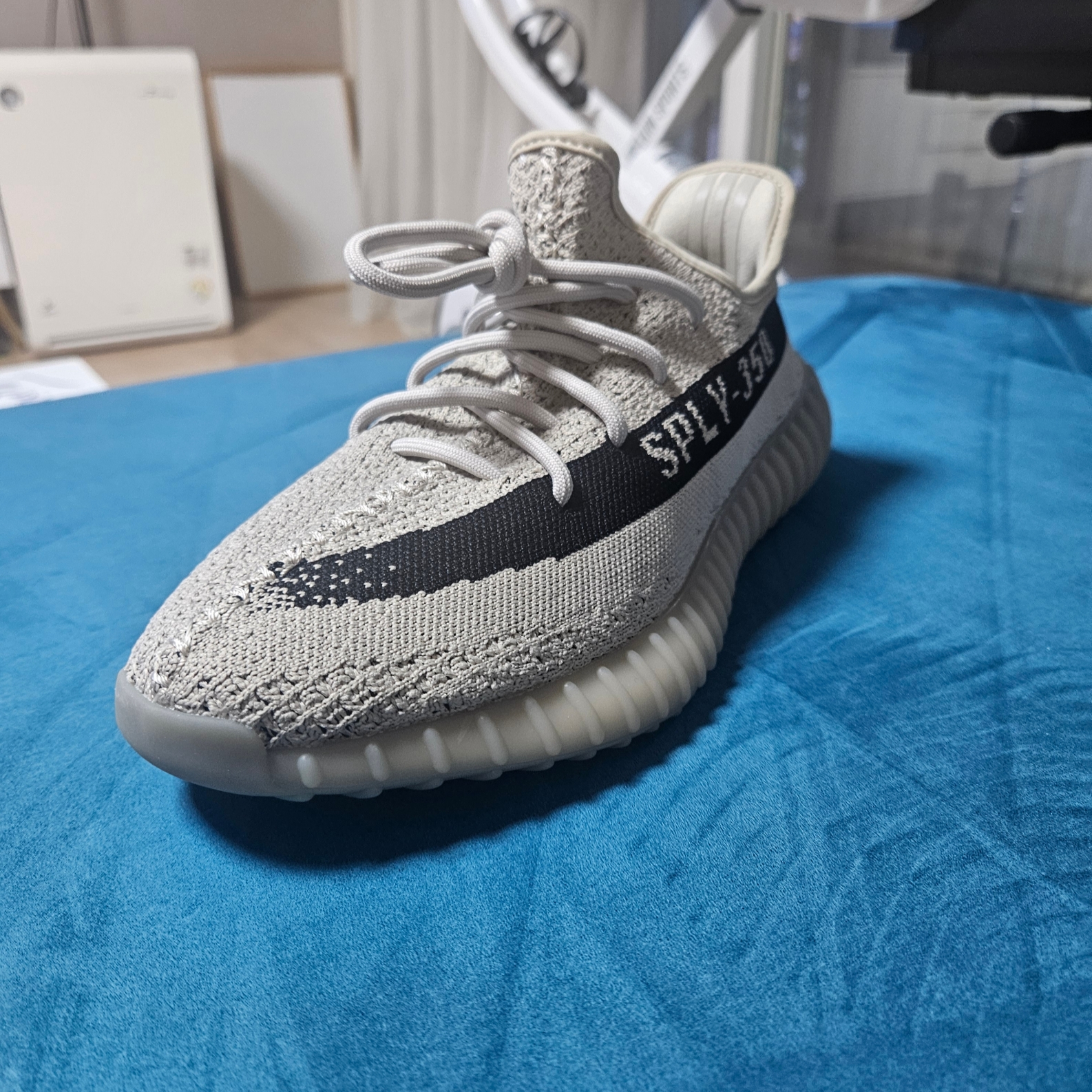 Adidas Yeezy Boost 350 V2 Slate Core Black 2022/2023 착용 스타일