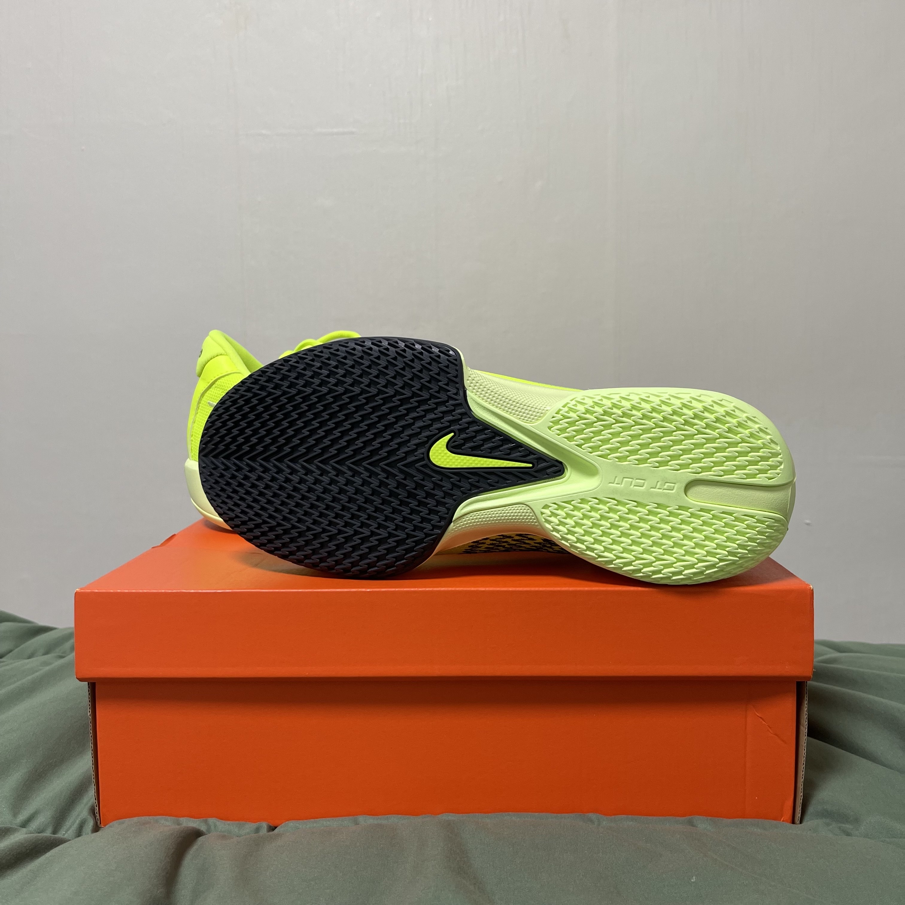 Nike Air Zoom G.T. Cut Academy EP Volt Anthracite 착용 스타일 - 2