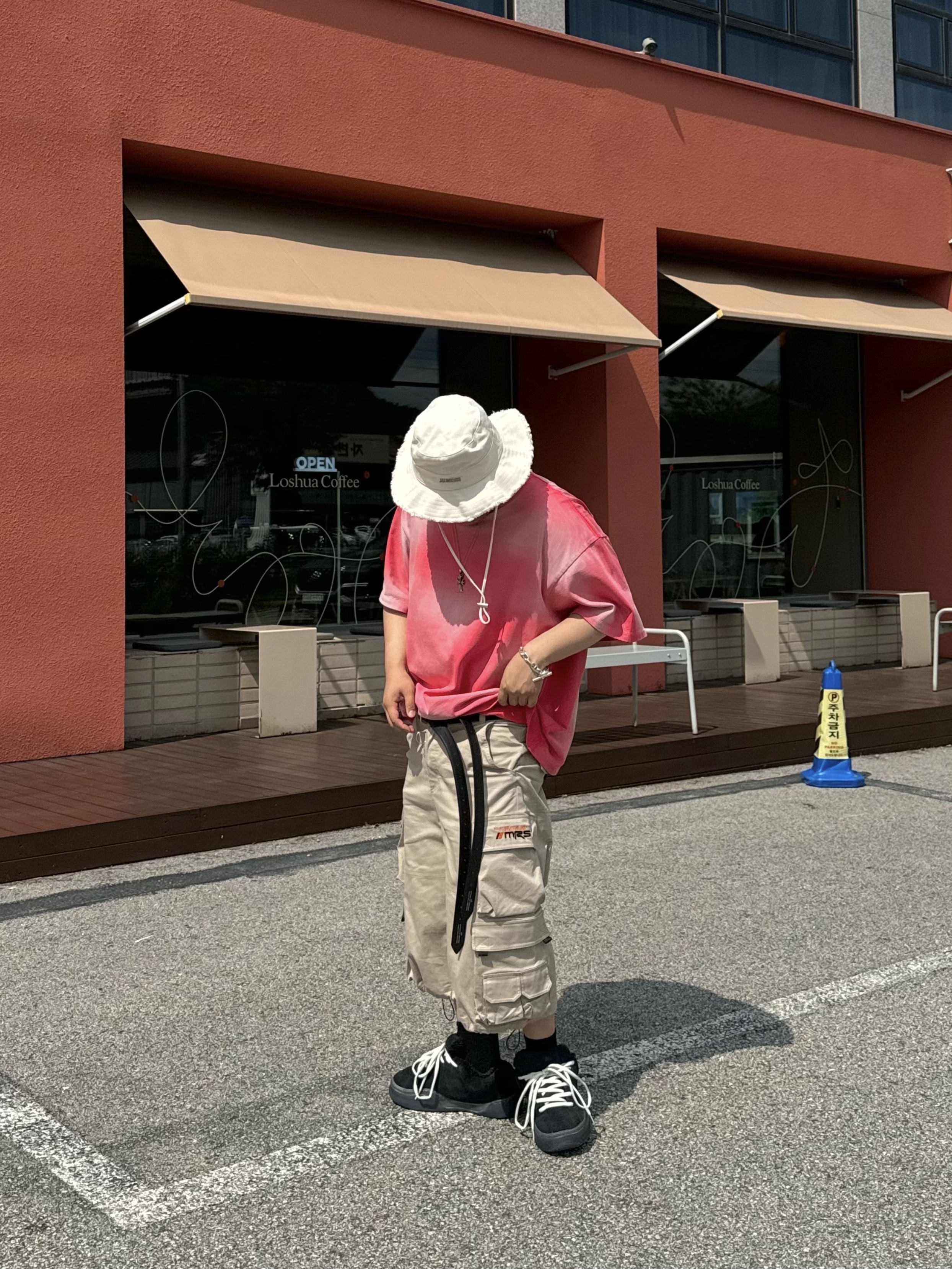 Nonnod Back Detail T-Shirt Deep Pink, Jacquemus Le Bob Artichaut Bucket Hat Off White 착용 스타일 - 1