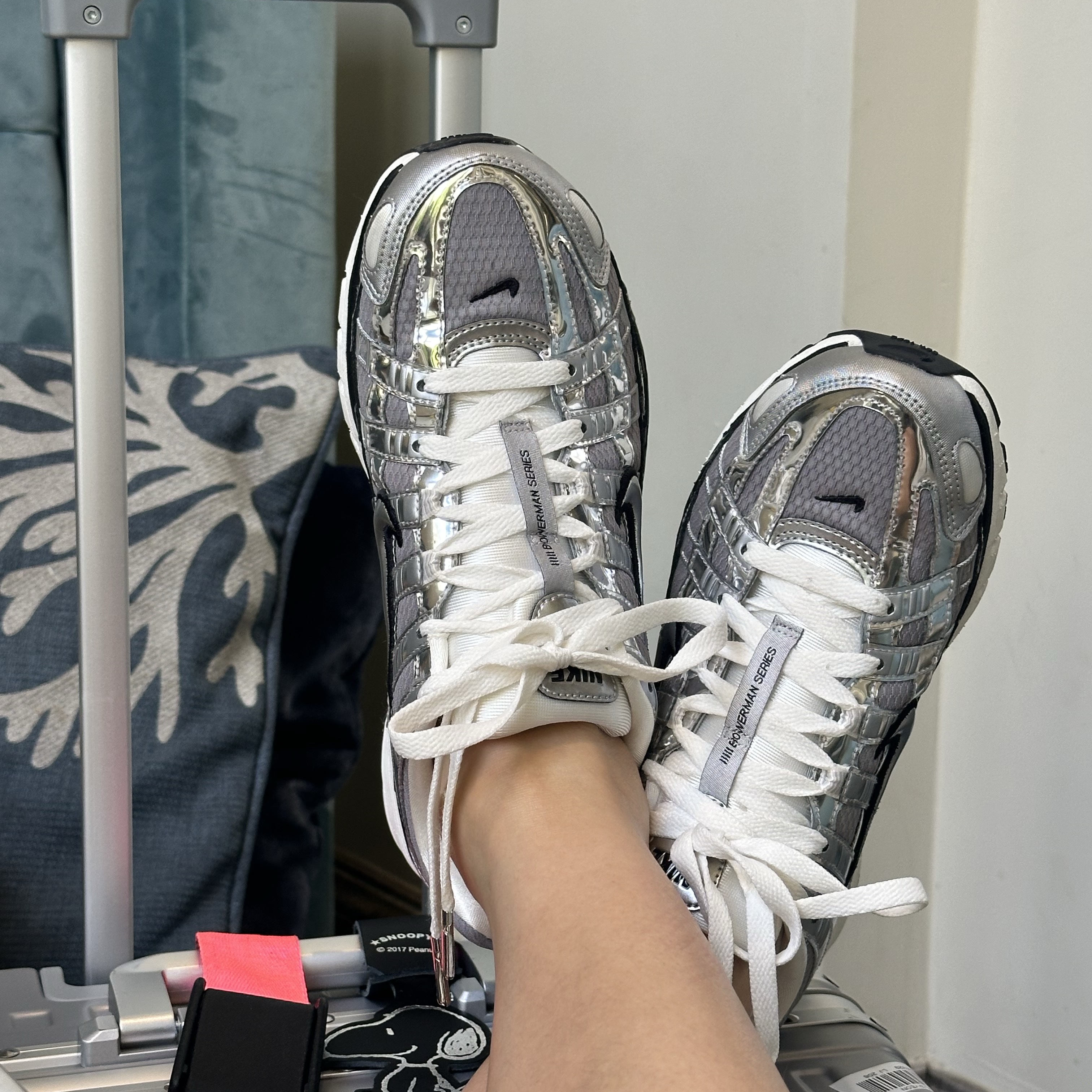 Nike P-6000 Metallic Silver 착용 스타일 - 1
