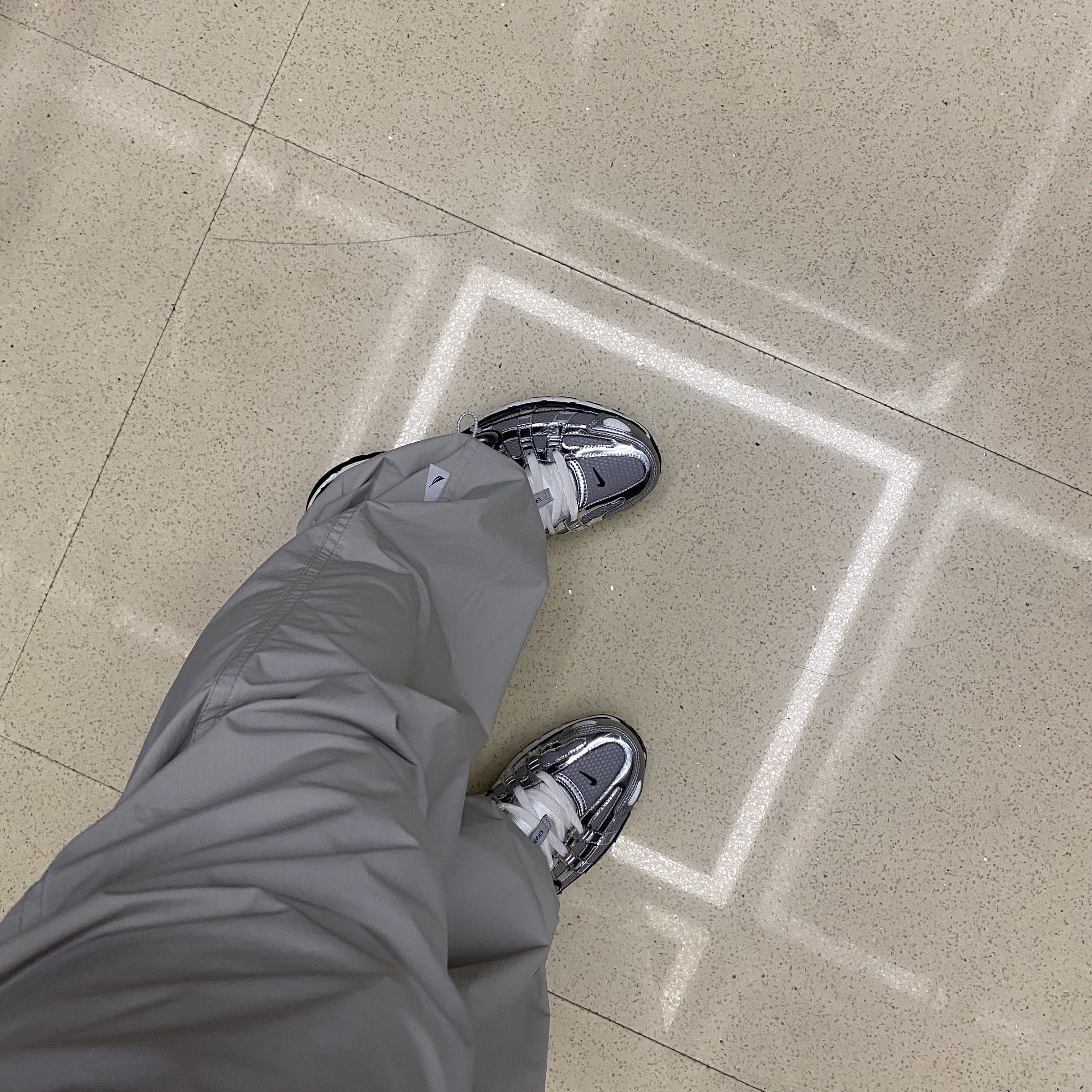 Nike P-6000 Metallic Silver 착용 스타일 - 1