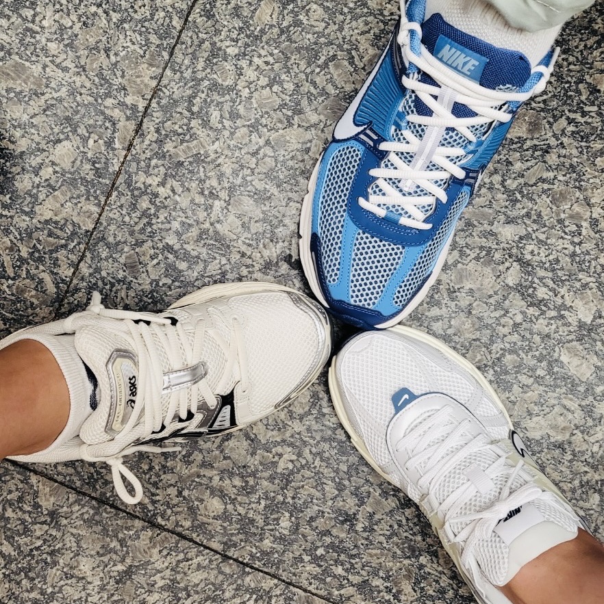 Nike Zoom Vomero 5 Mystic Navy and Worn Blue, Asics Gel-Nimbus 9 Cream Black 착용 스타일