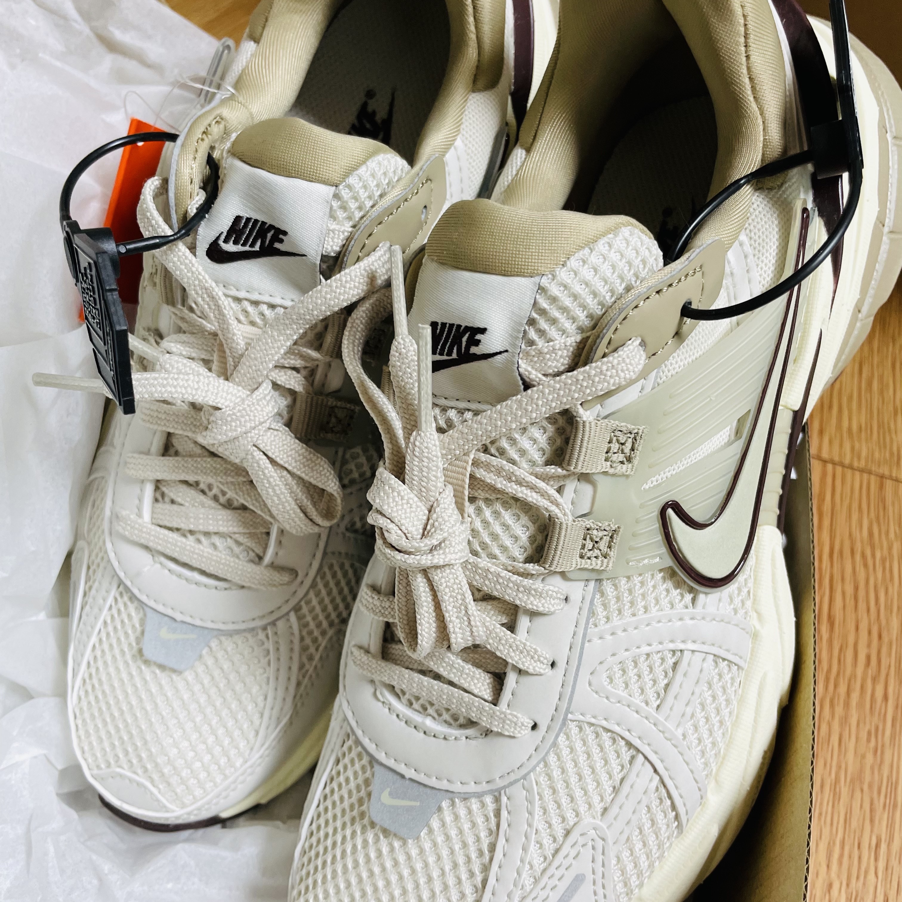 Nike V2K Run Light Orewood Brown Khaki 착용 스타일 - 1