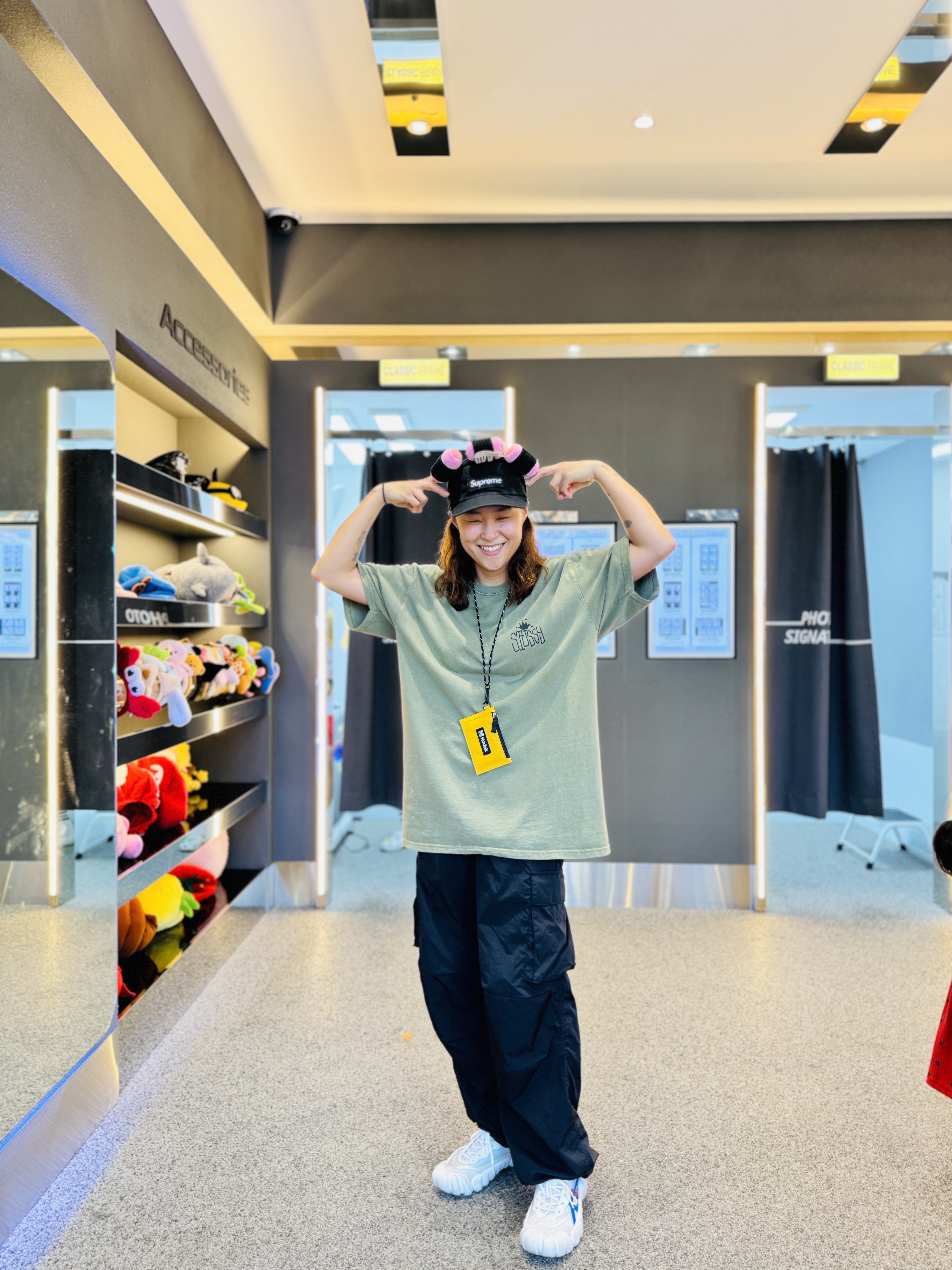 Stussy Crown International Pigment Dyed T-Shirt Olive, Nike x Stussy Shorts Black (FJ9167-010) 착용 스타일 - 3