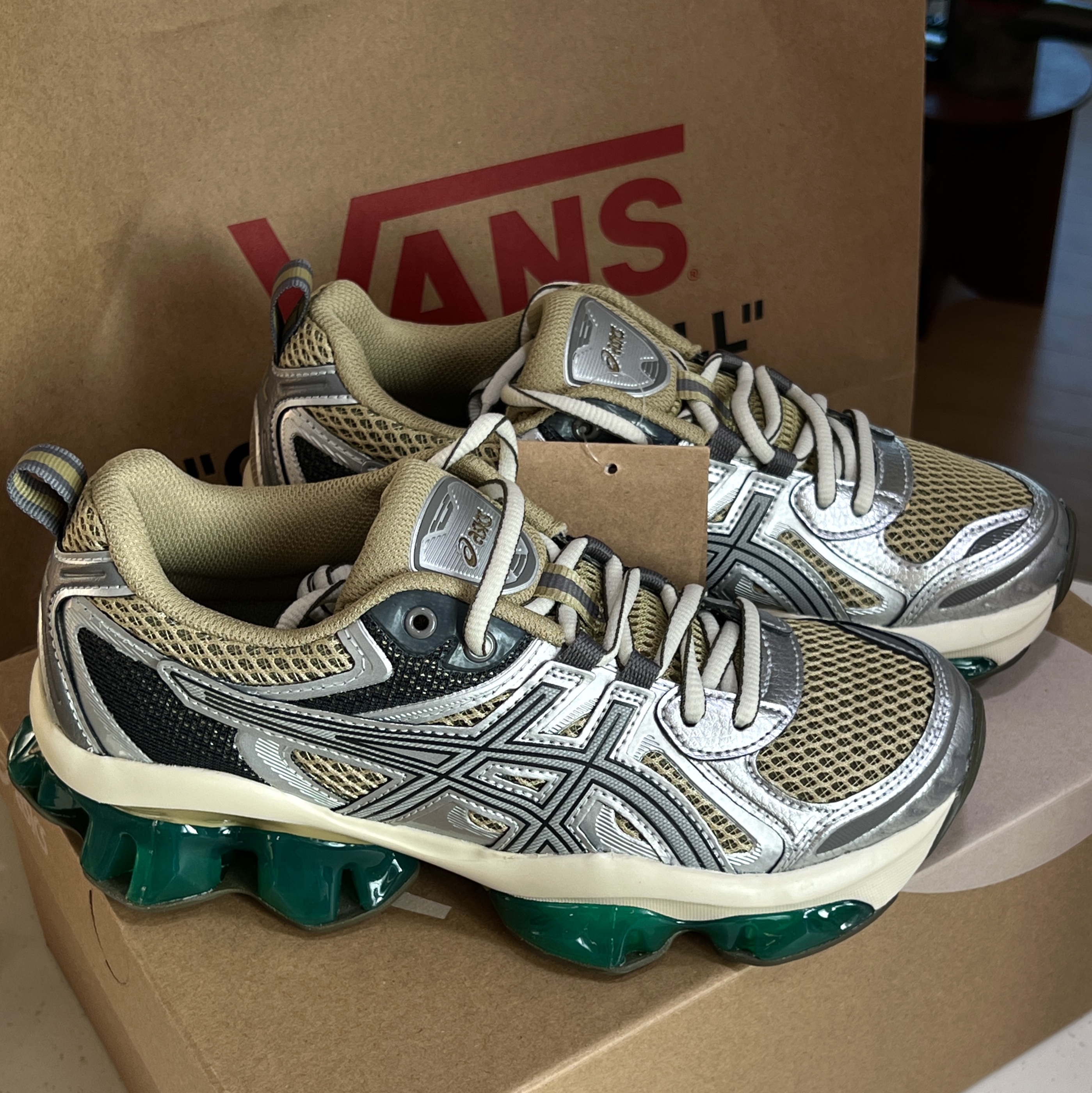 Asics Gel-Quantum Kinetic Khaki Beige Pure Silver 착용 스타일