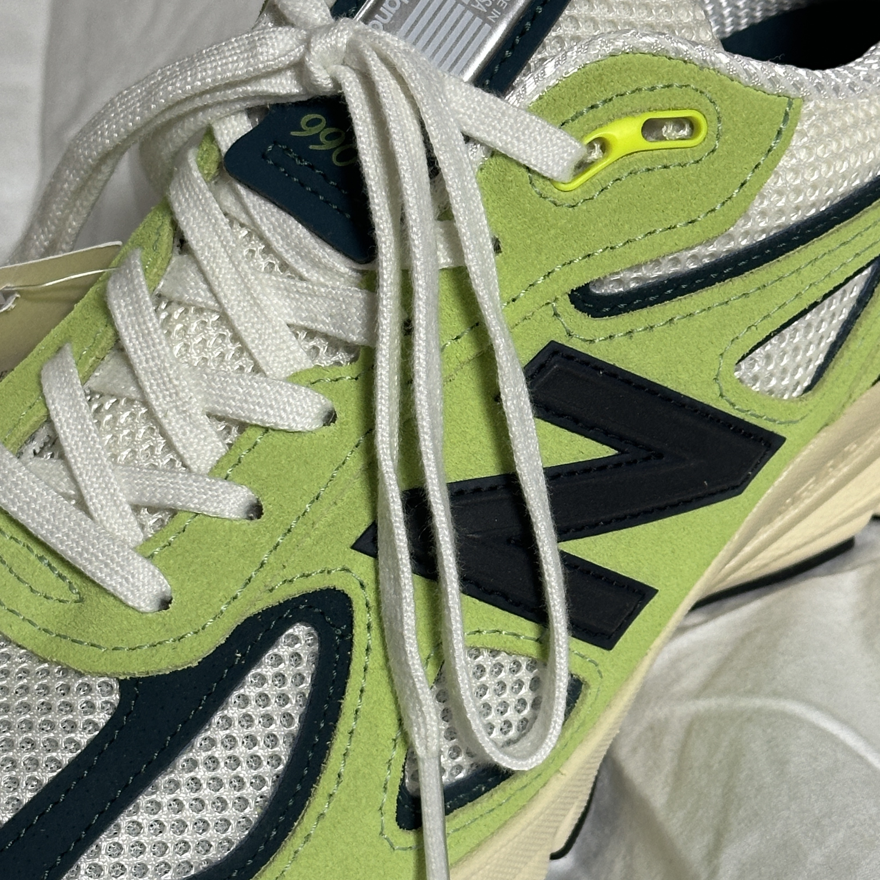 New Balance 990v4 Made in USA Hi-Lite Deep Ocean 착용 스타일 - 2