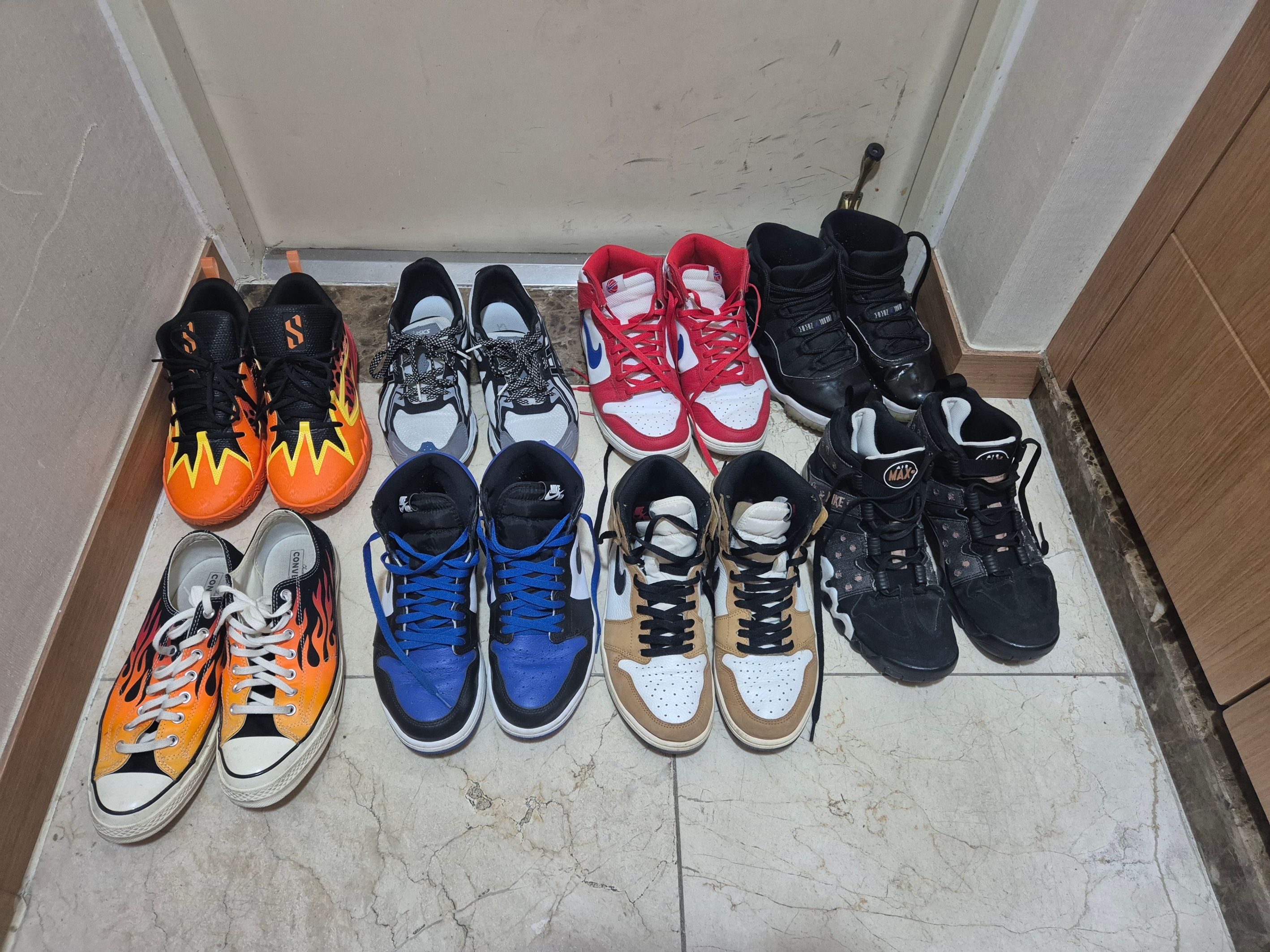 Converse Chuck 70 Ox Archive Print Flames Black, Jordan 1 Retro High OG Royal Toe 착용 스타일 - 1
