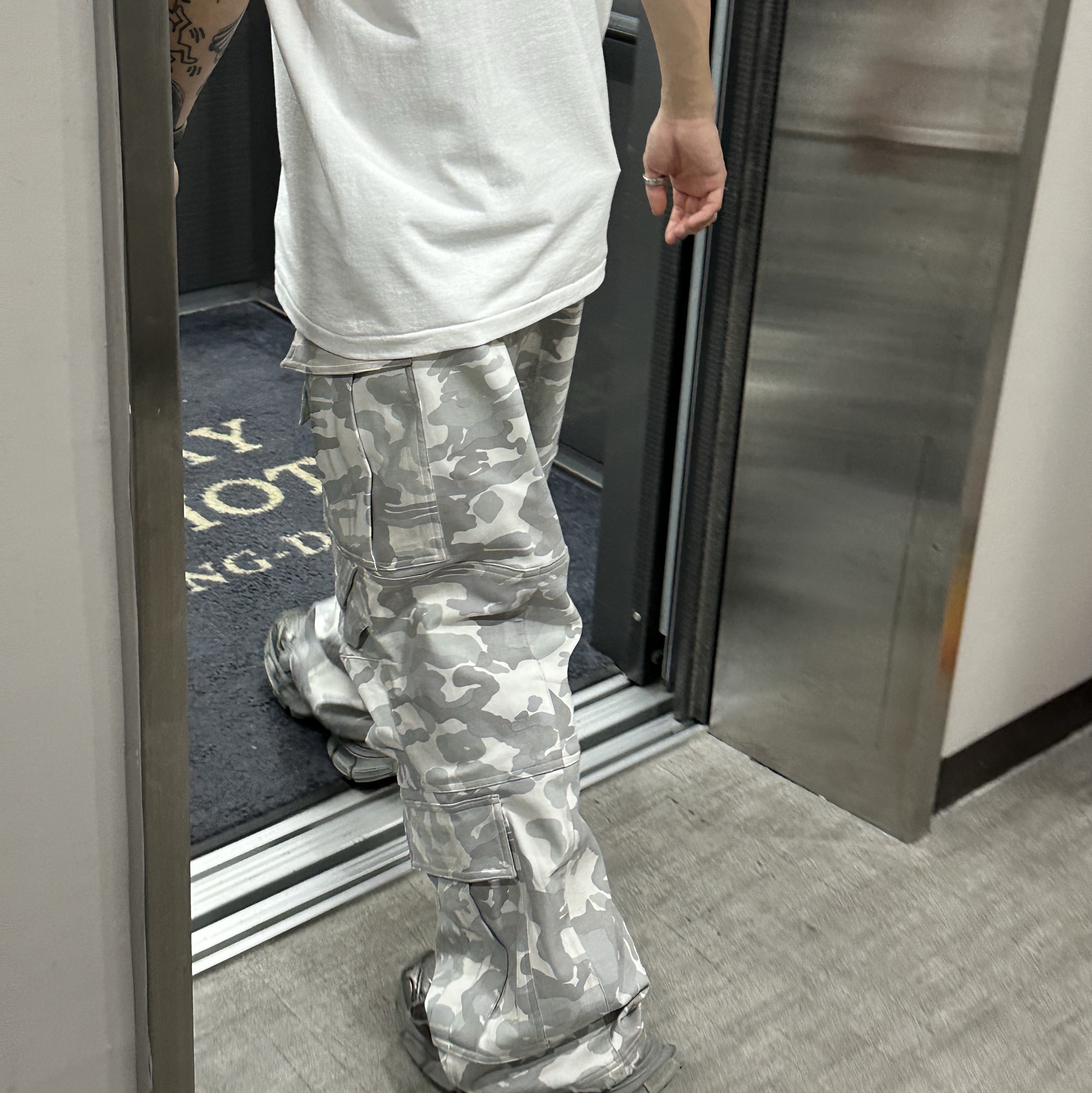 Farfromwhat Far Camo Cargo Pants White 착용 스타일 - 3