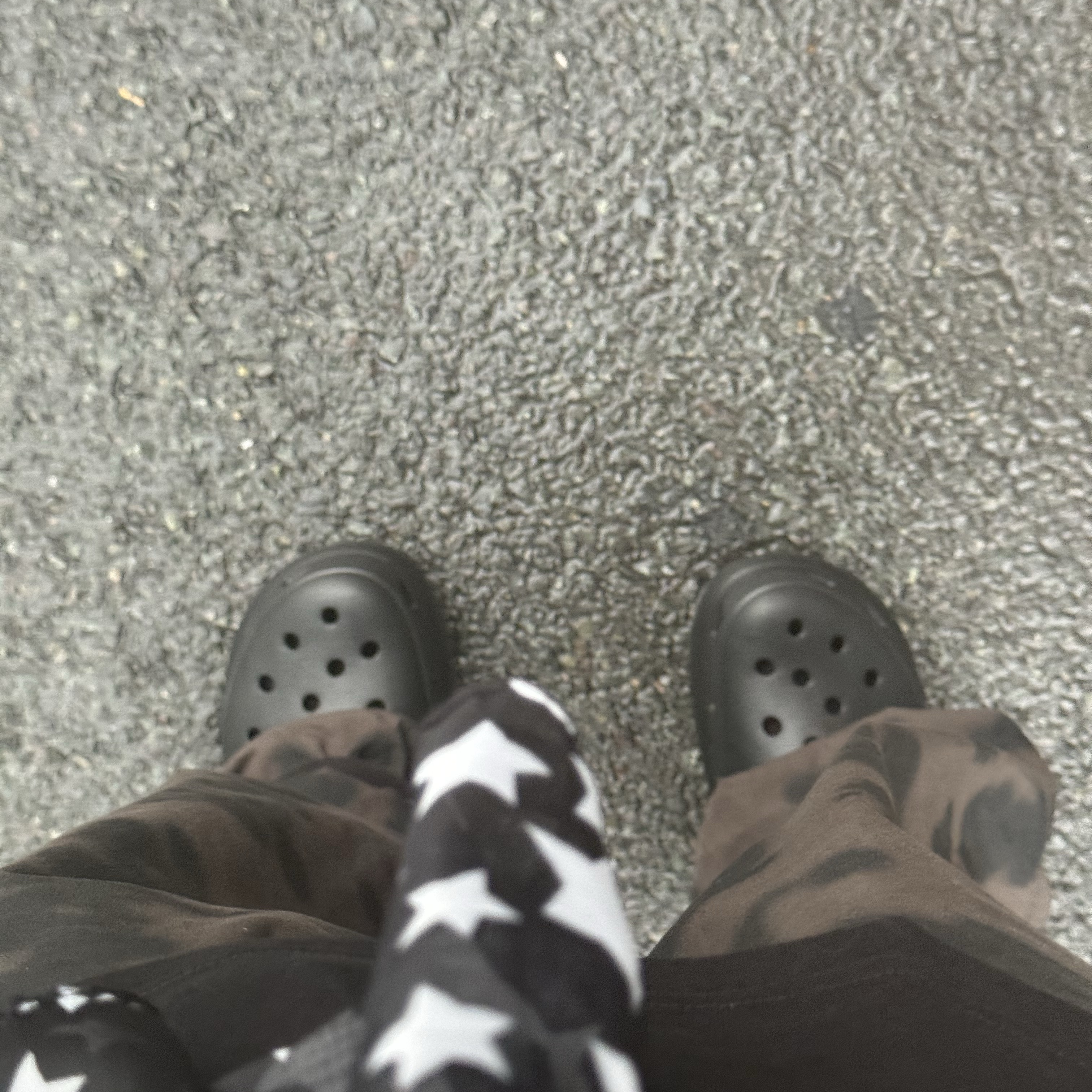 Crocs Classic Crush Clog Black 착용 스타일