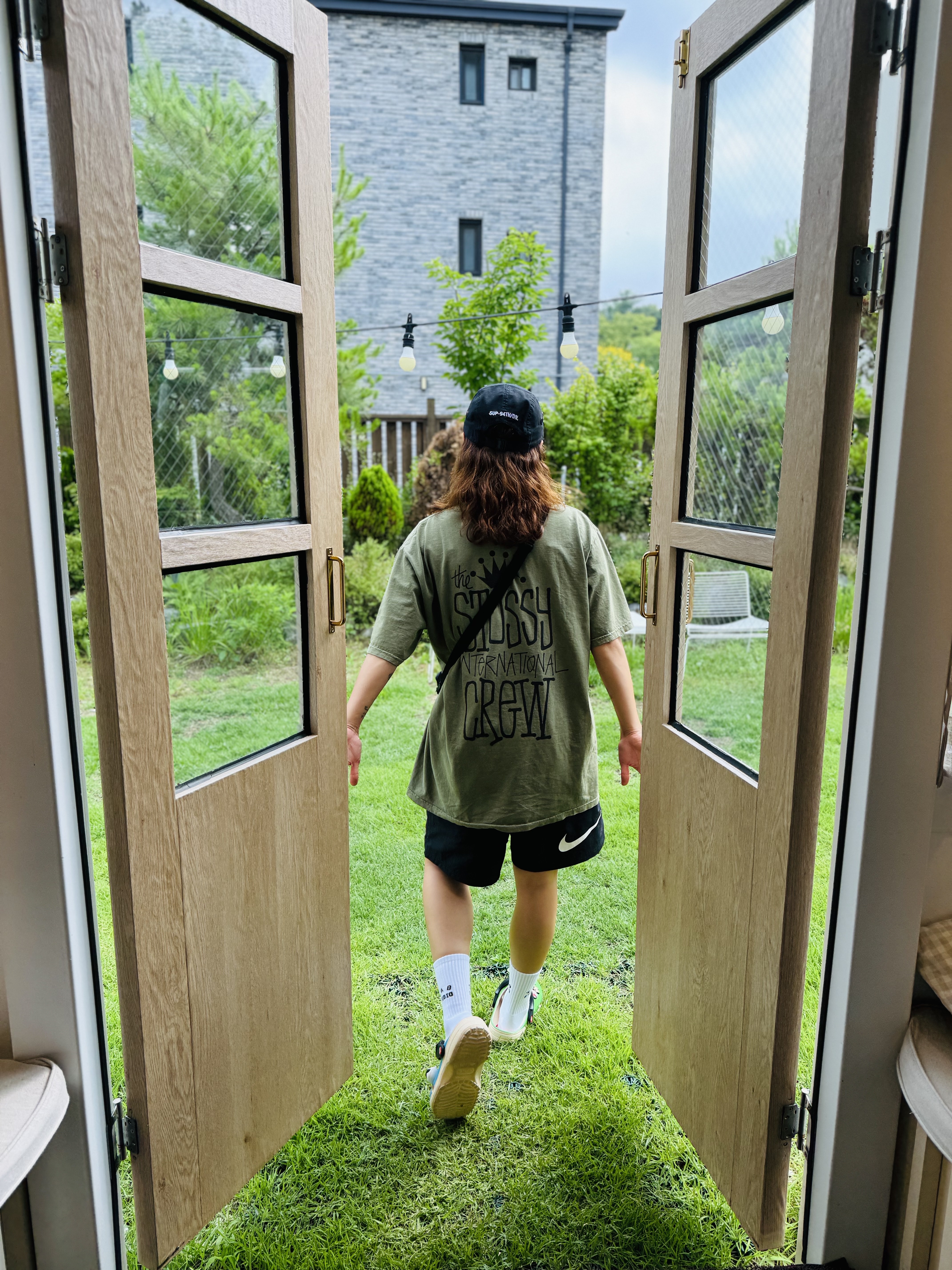 Stussy Crown International Pigment Dyed T-Shirt Olive, Nike x Stussy Shorts Black (FJ9167-010) 착용 스타일 - 1