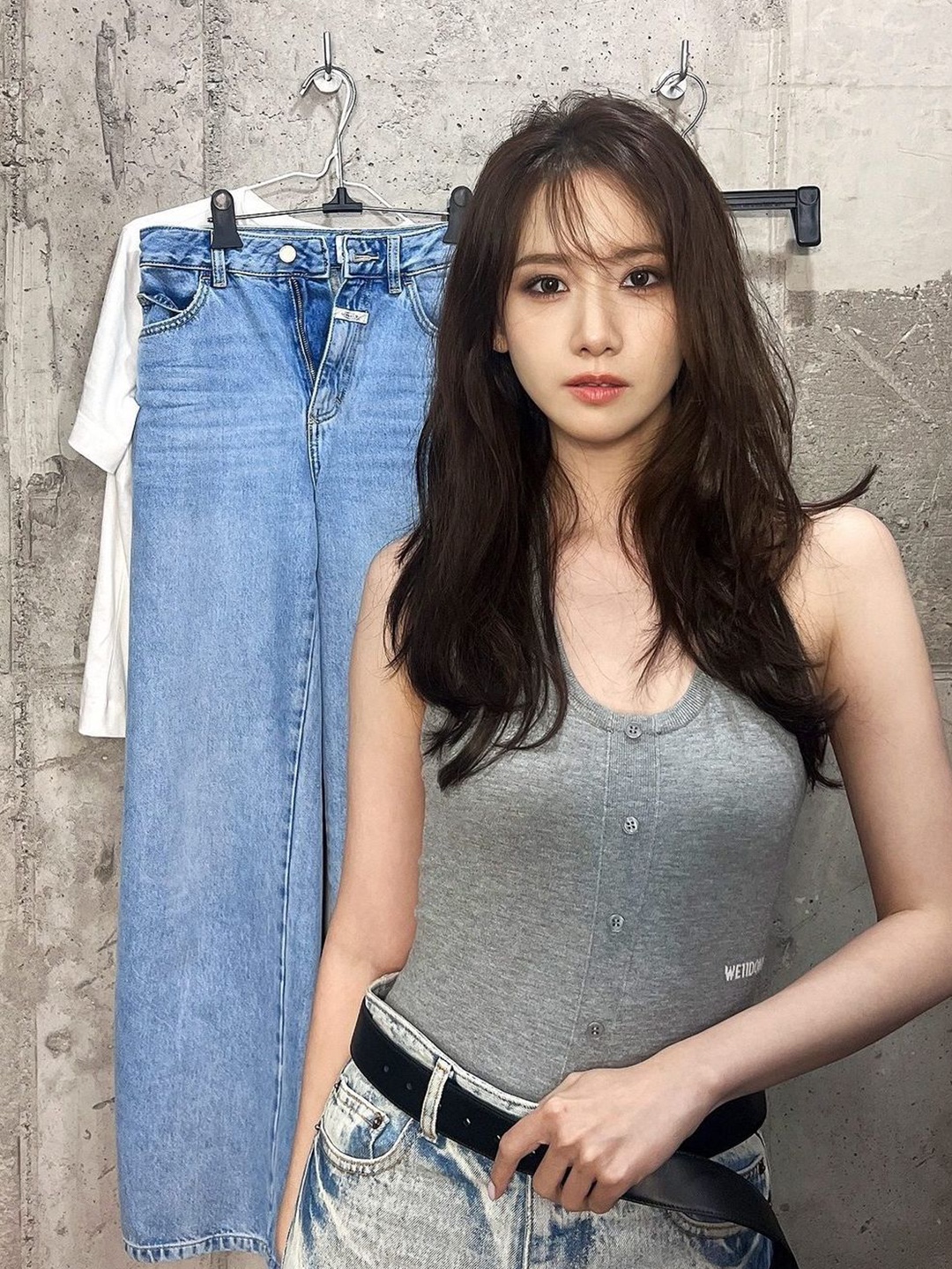(W) Loewe Anagram Tank Top in Cotton Grey Melange, Porta Basic Halter Sleeveless Top Grey 착용 스타일 - 5