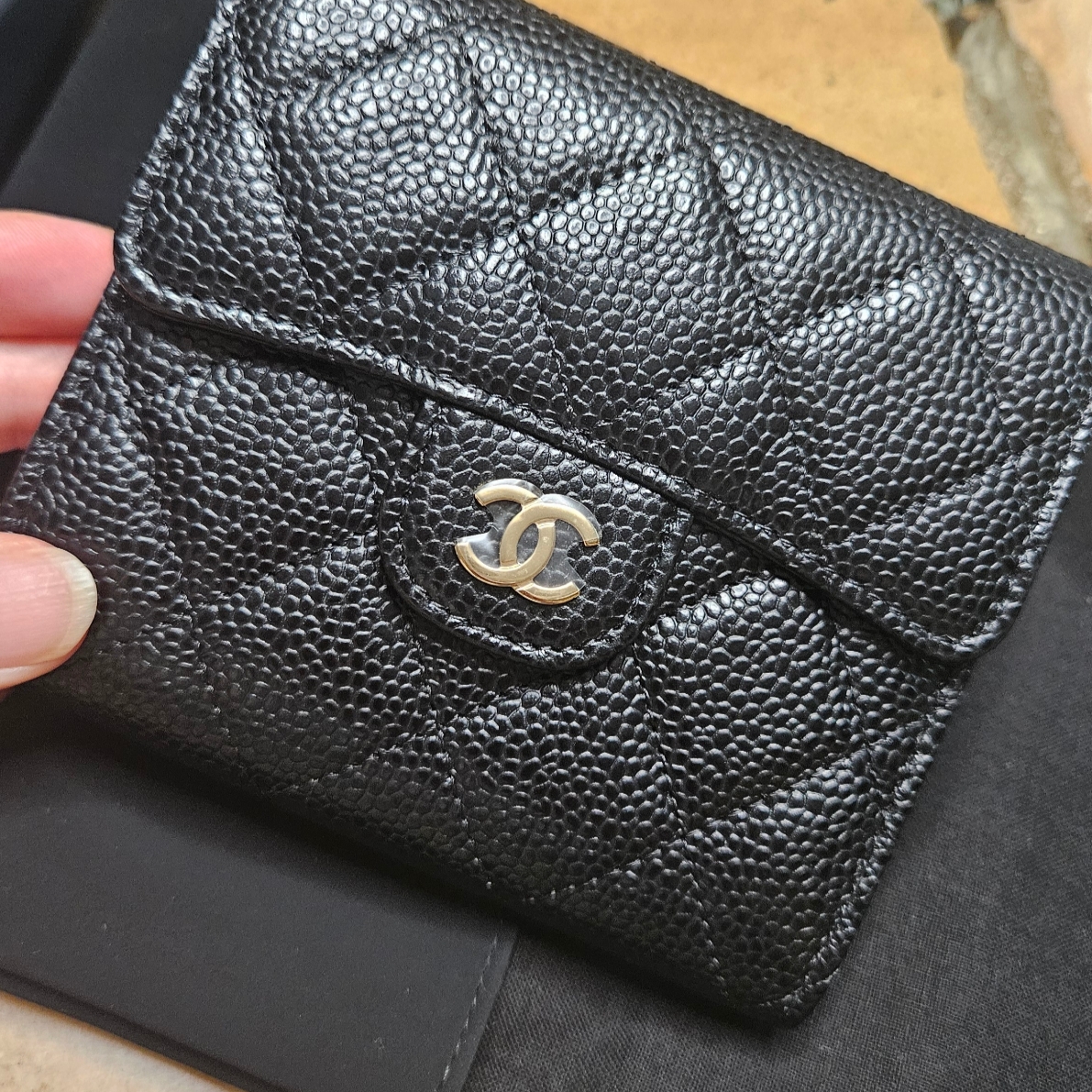 Chanel Small Classic Flap Wallet Grained Calfskin & Gold Black 착용 스타일