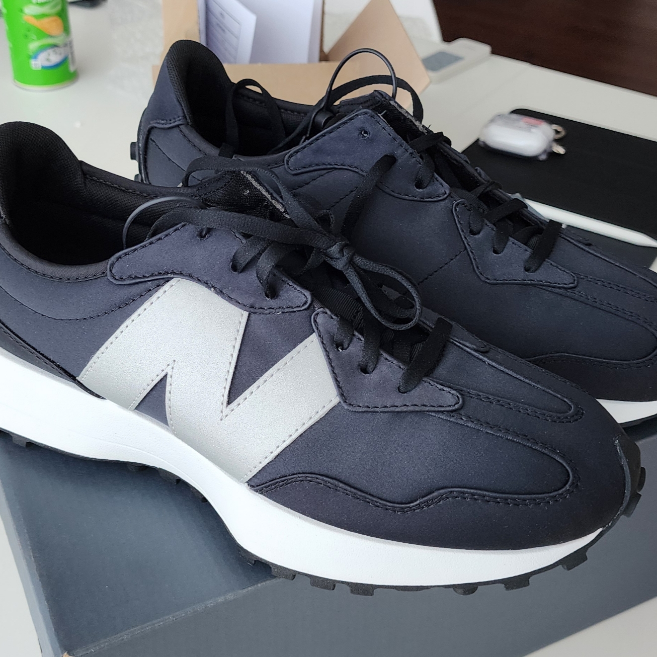 (W) New Balance 327 Black Gunmetal 착용 스타일 - 1