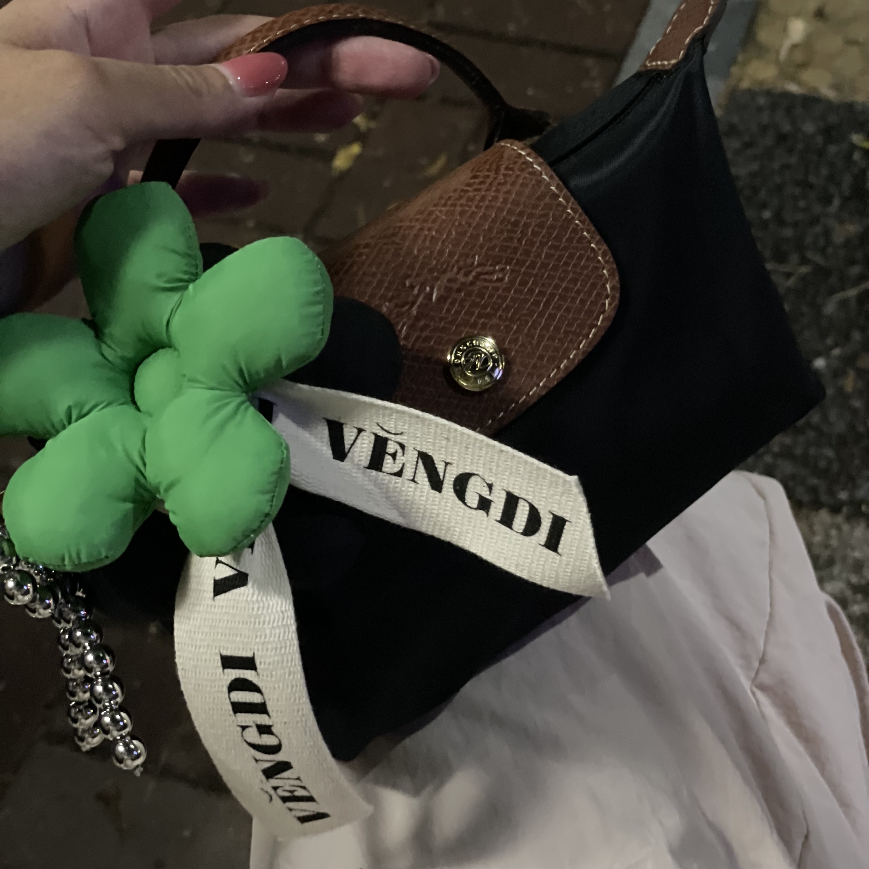 Longchamp Le Pliage Original Handle Pouch Black 착용 스타일