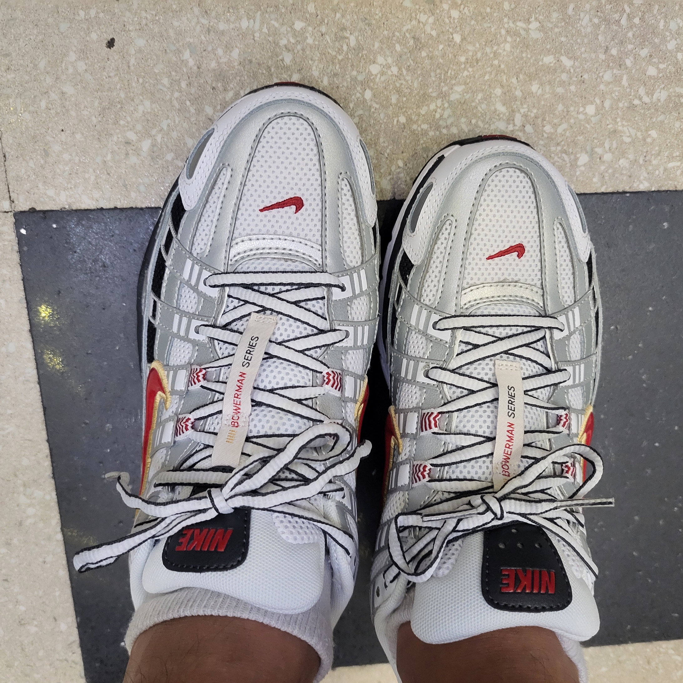 (W) Nike P-6000 Metallic Silver Red 착용 스타일 - 2