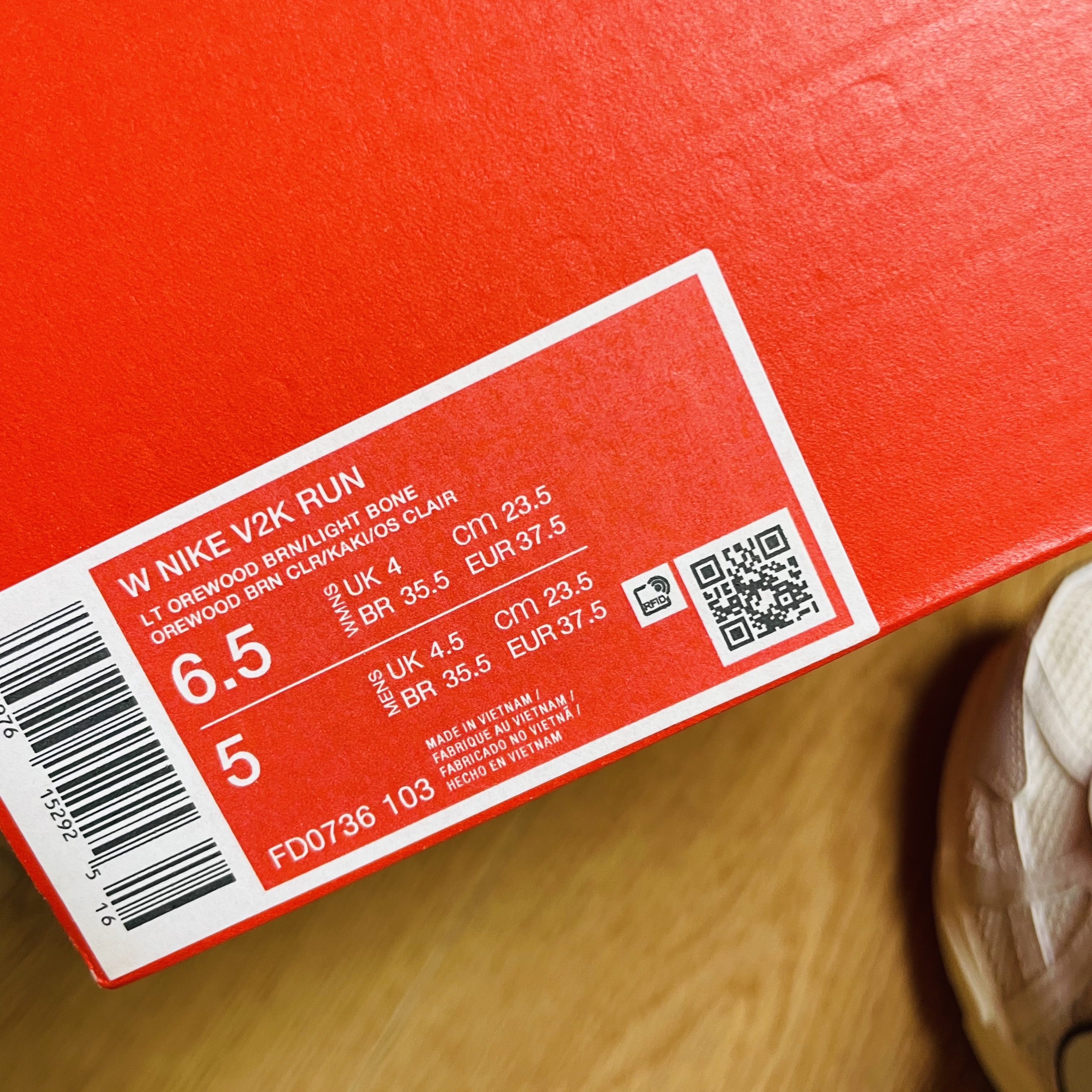 Nike V2K Run Light Orewood Brown Khaki 착용 스타일 - 2