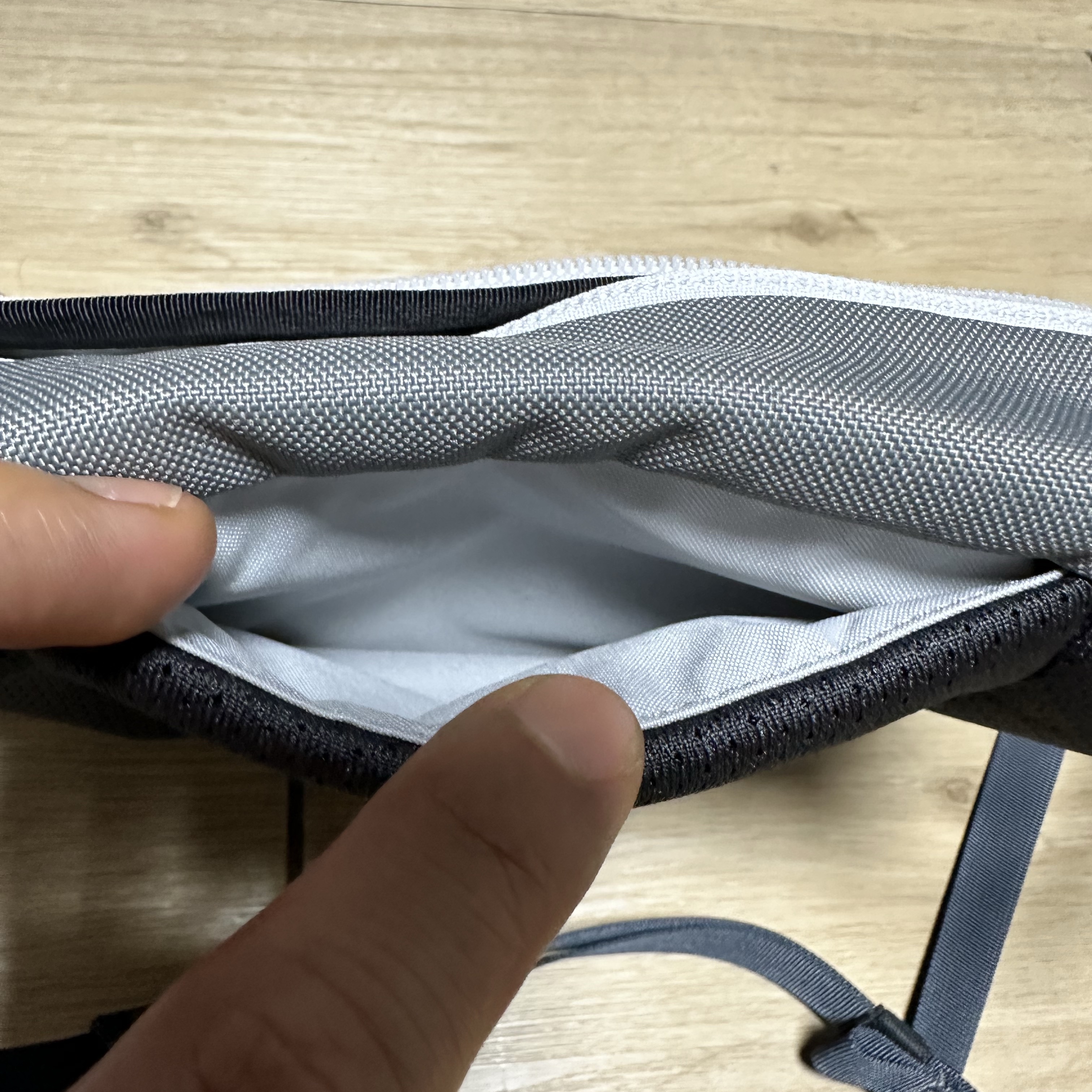 Arc'teryx x Beams Mantis 2 Waistpack Tranquil, Nike P-6000 Metallic Silver 착용 스타일 - 2