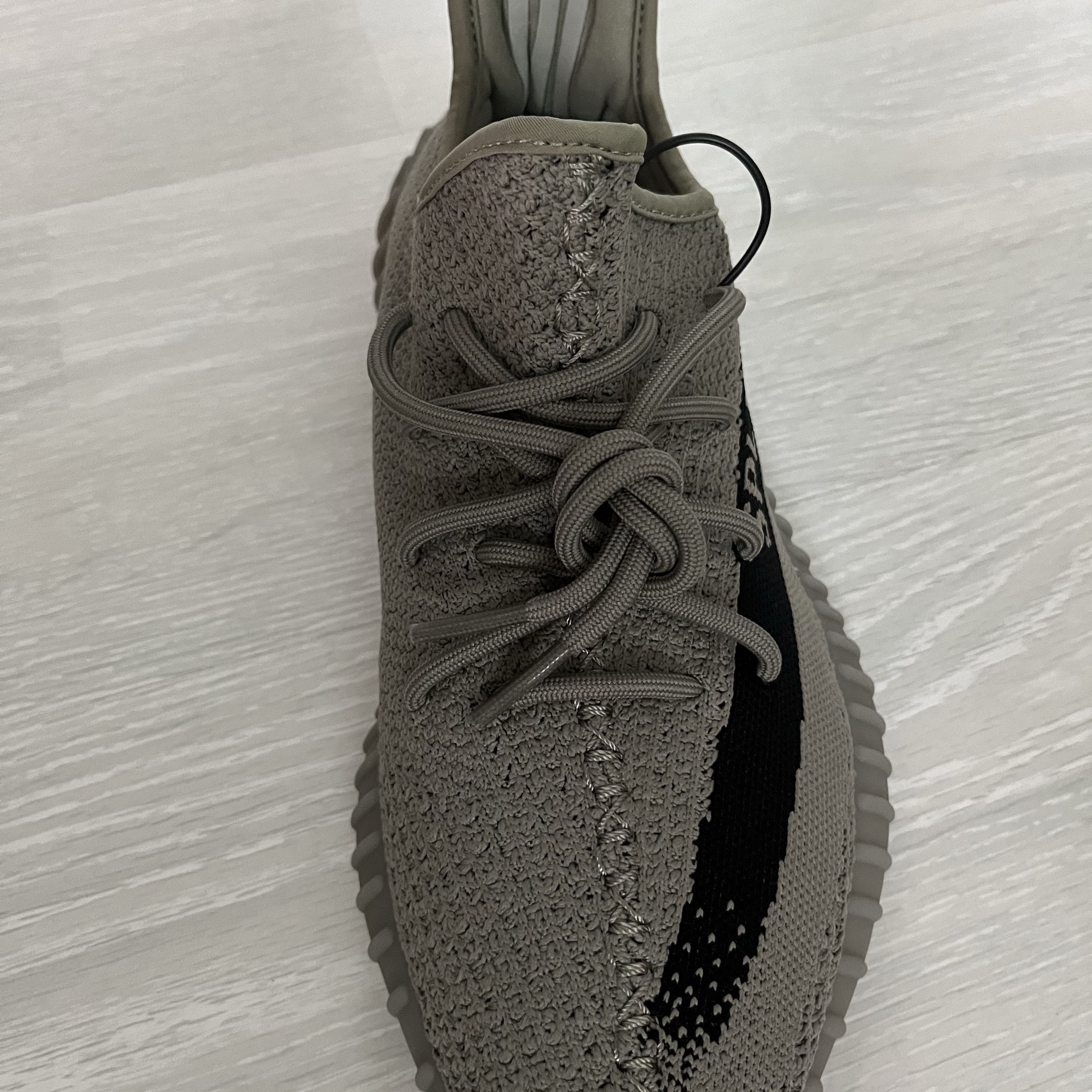 Adidas Yeezy Boost 350 V2 Granite Core Black 착용 스타일 - 3