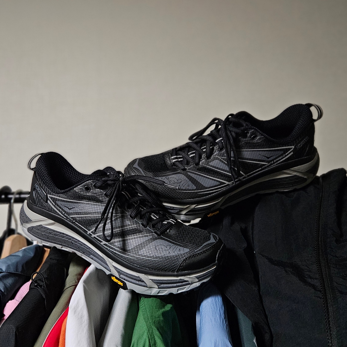 Hoka Mafate Speed 2 Black Castlerock 착용 스타일