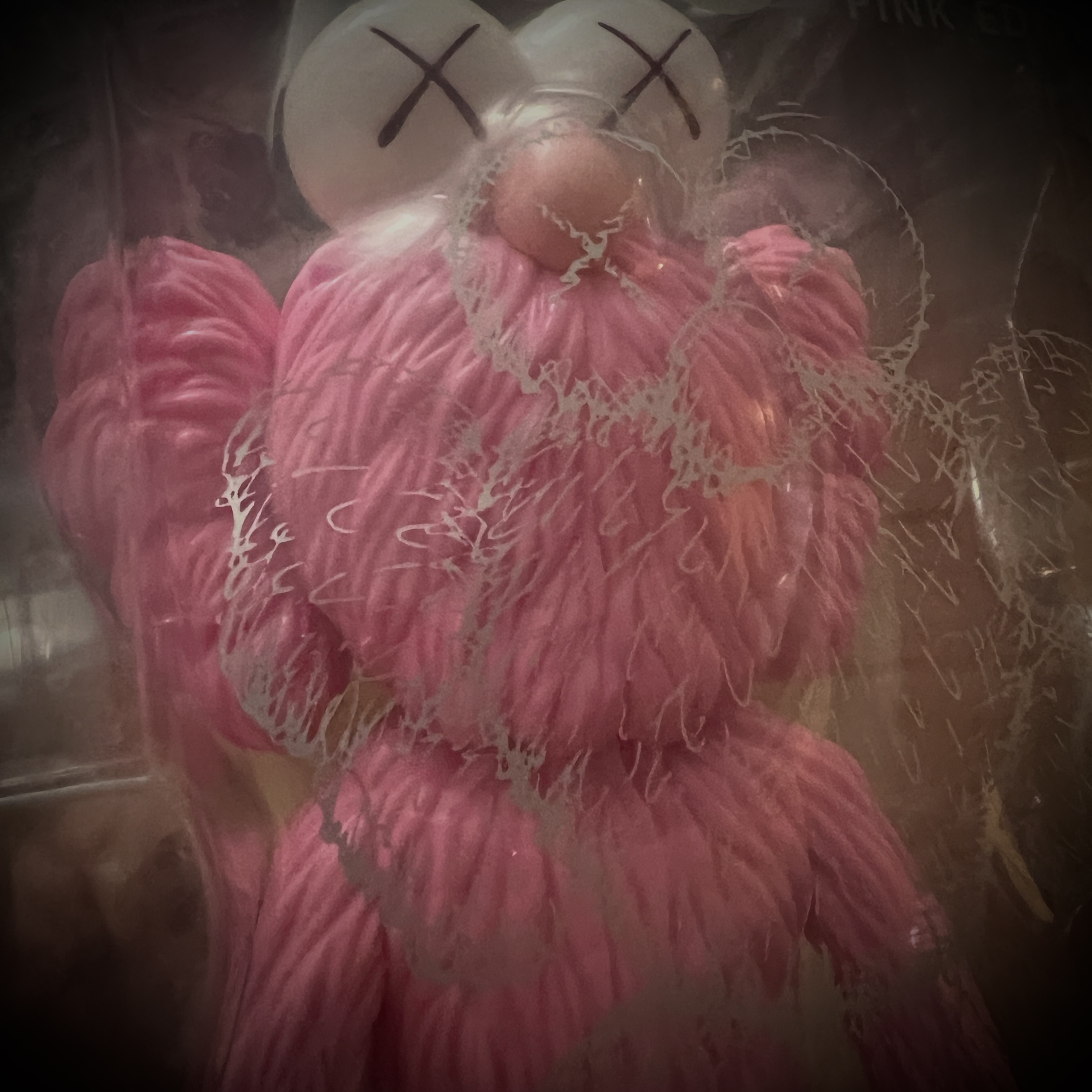 Kaws BFF Open Edition Vinyl Figure Pink 착용 스타일