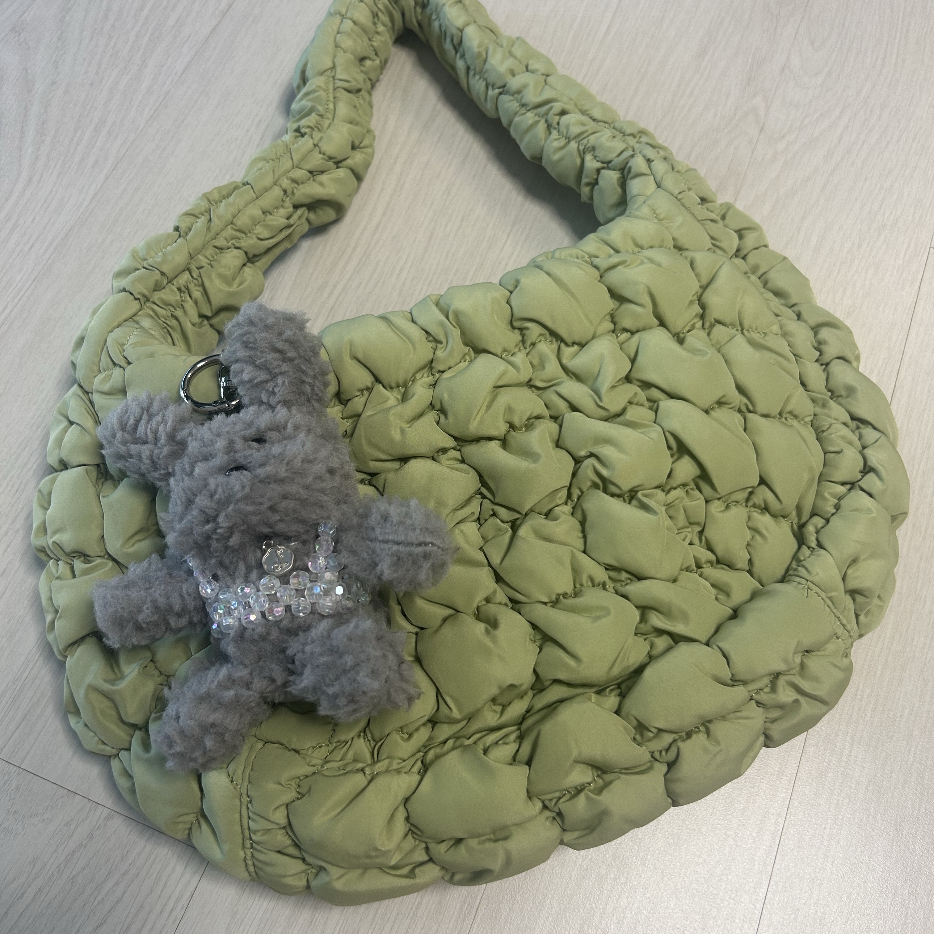 COS Quilted Mini Bag Light Green 착용 스타일 - 1