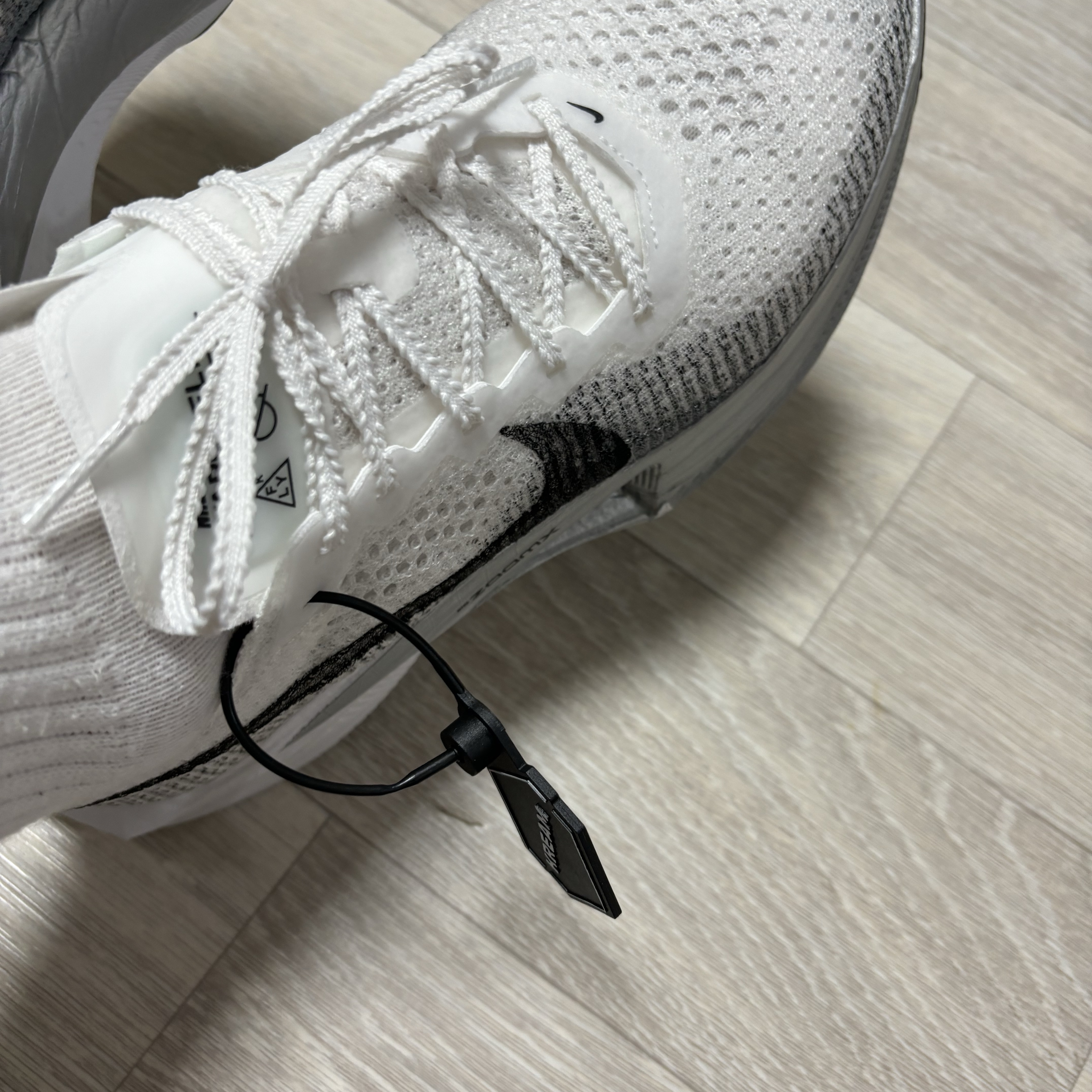 Nike ZoomX Vaporfly Next% 3 White Grey 착용 스타일 - 2
