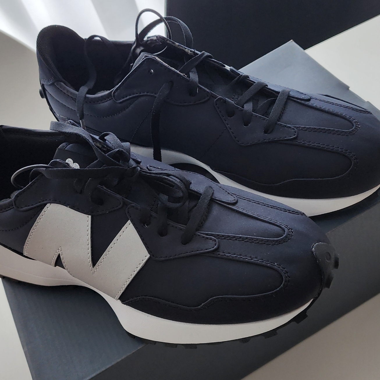 (W) New Balance 327 Black Gunmetal 착용 스타일 - 2