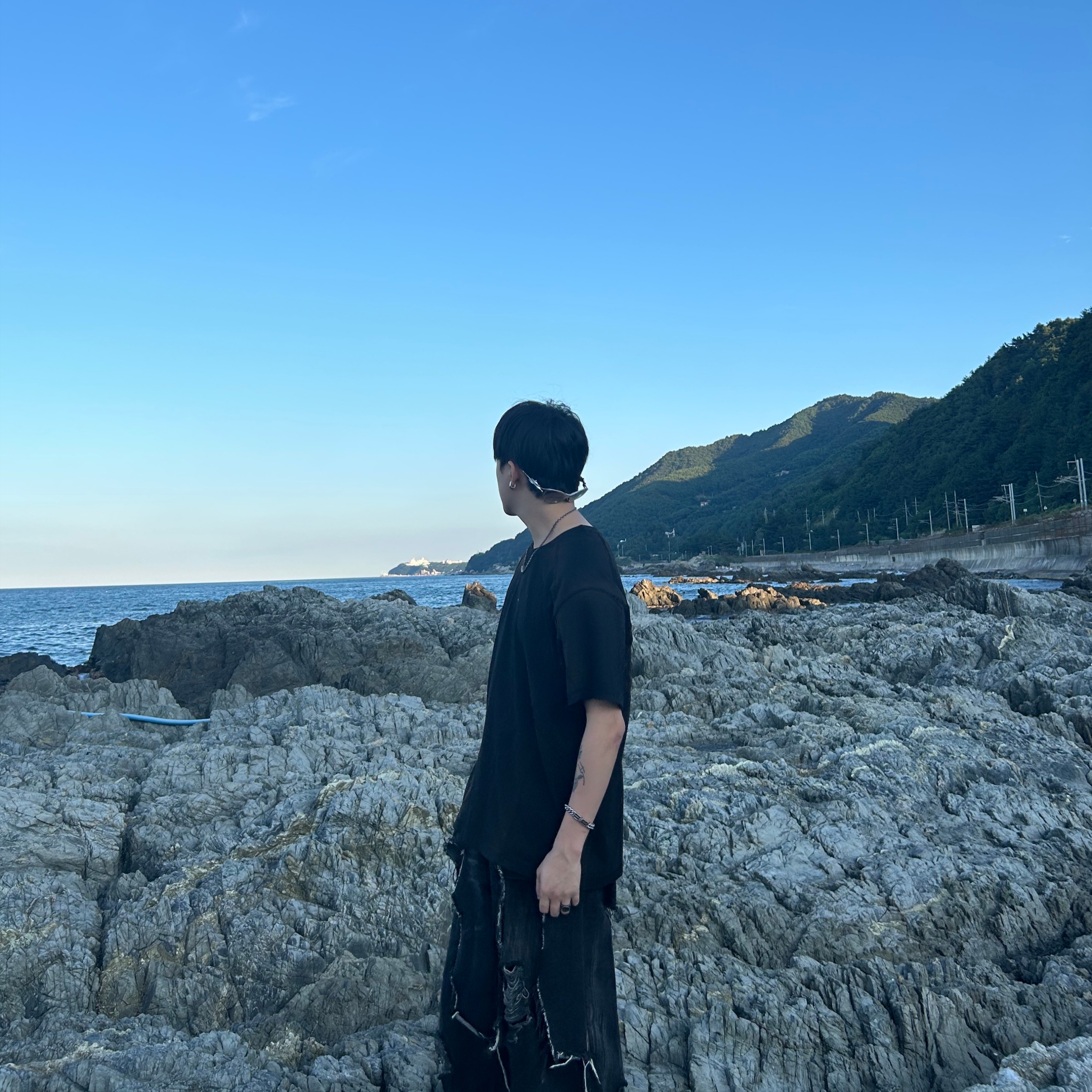 BLR Destroyed Black Denim Pants Black, Gentle Monster Ytt 02 Silver 착용 스타일