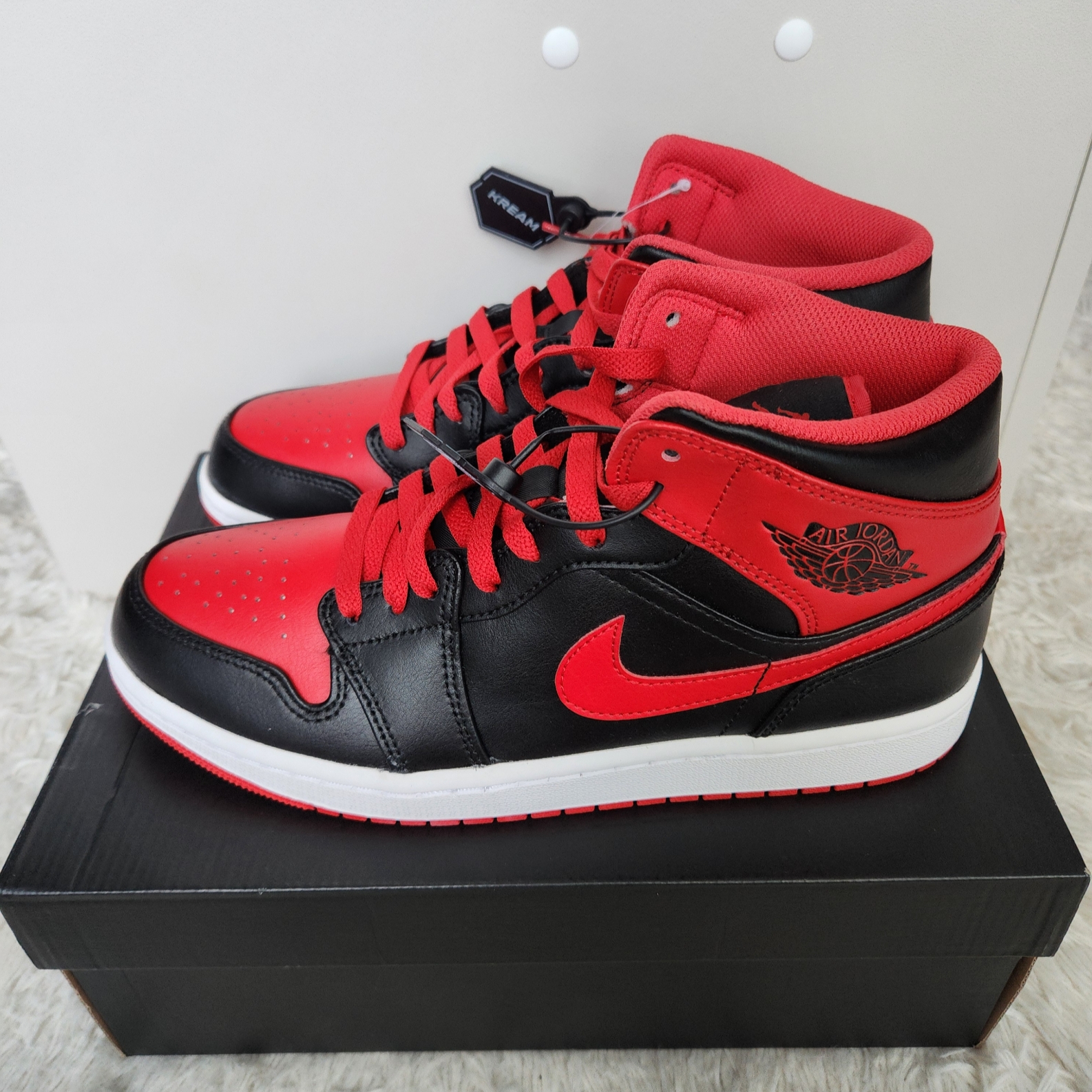 Jordan 1 Mid Black Fire Red 착용 스타일