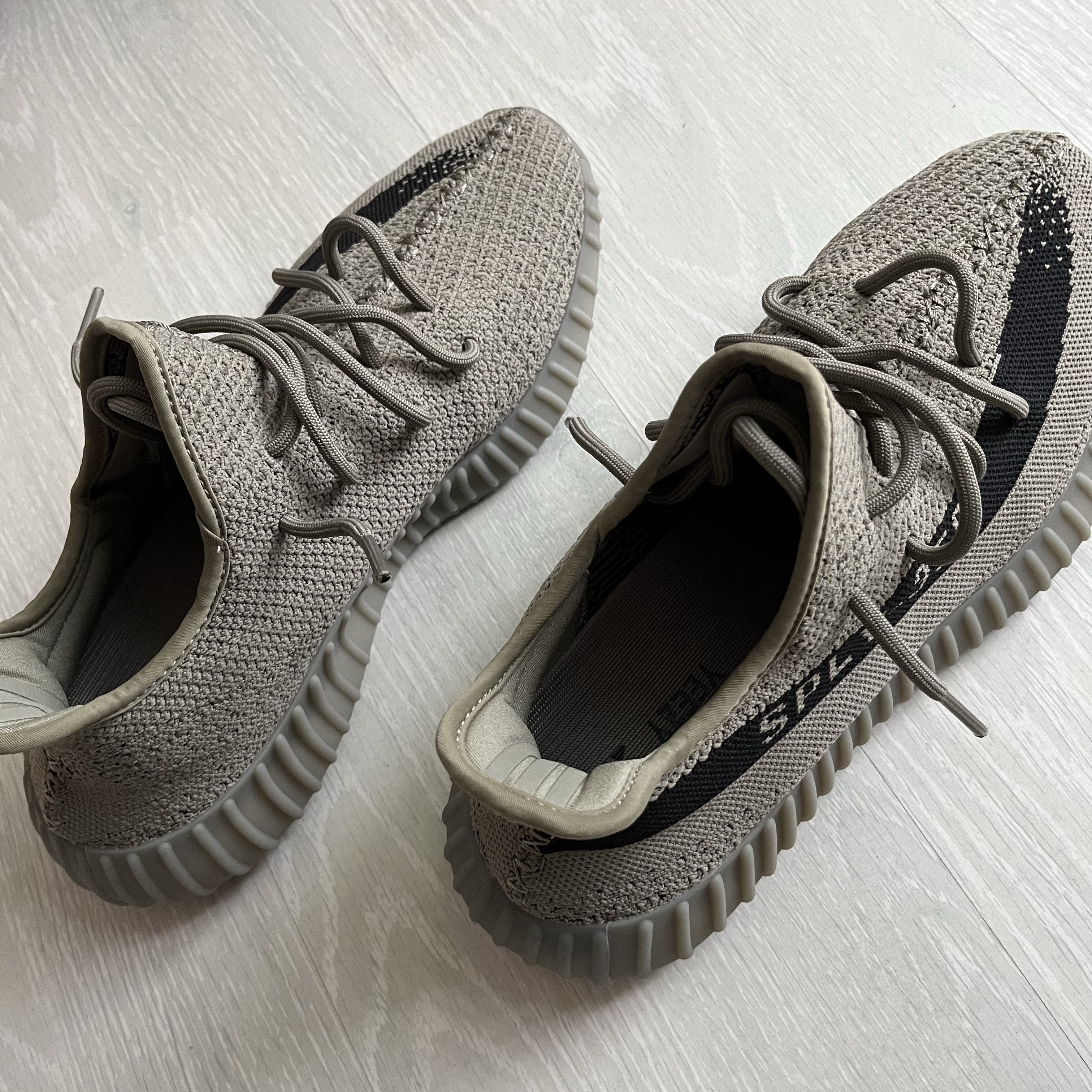 Adidas Yeezy Boost 350 V2 Granite Core Black 착용 스타일 - 4