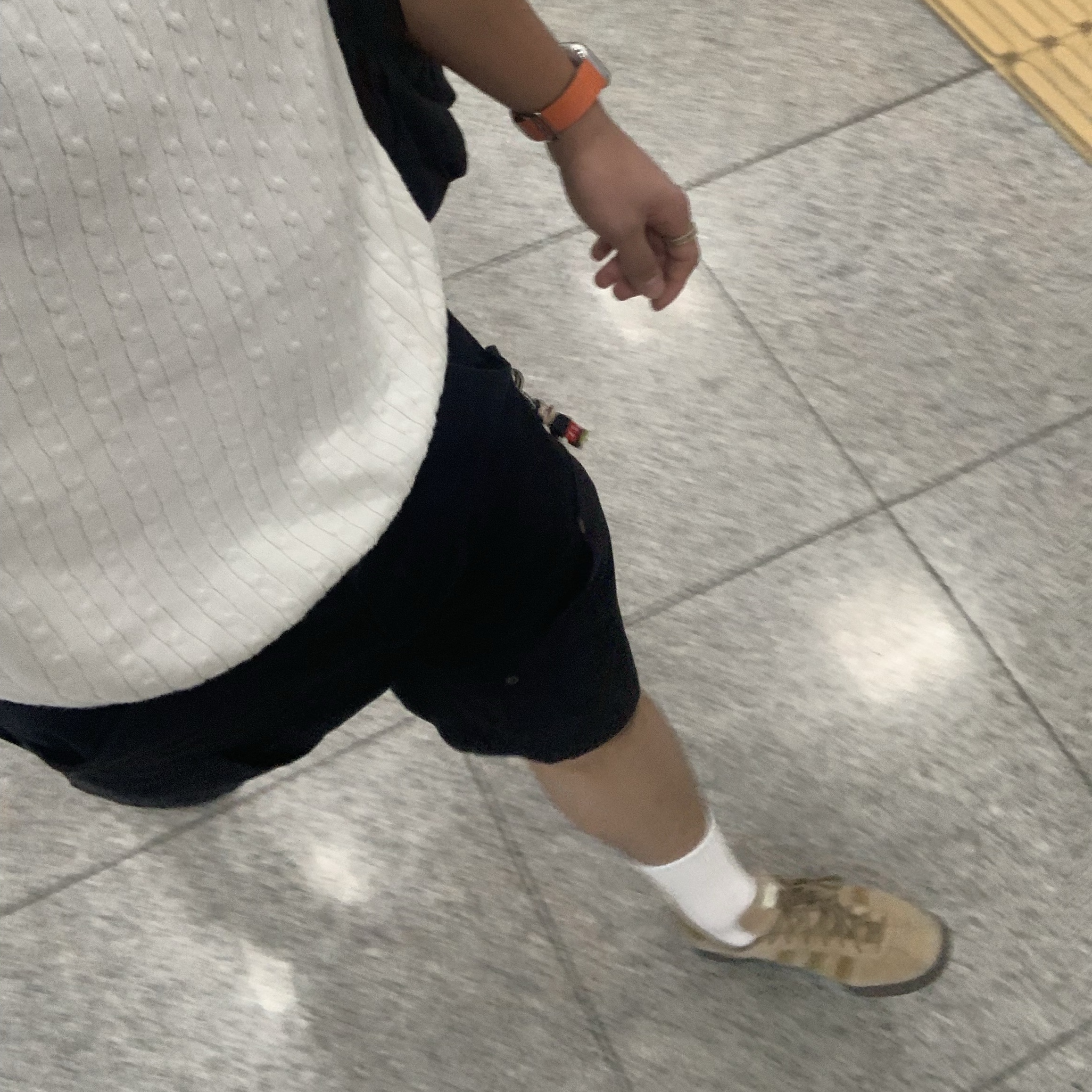 Adidas Tobacco Pantone Mesa 착용 스타일 - 2