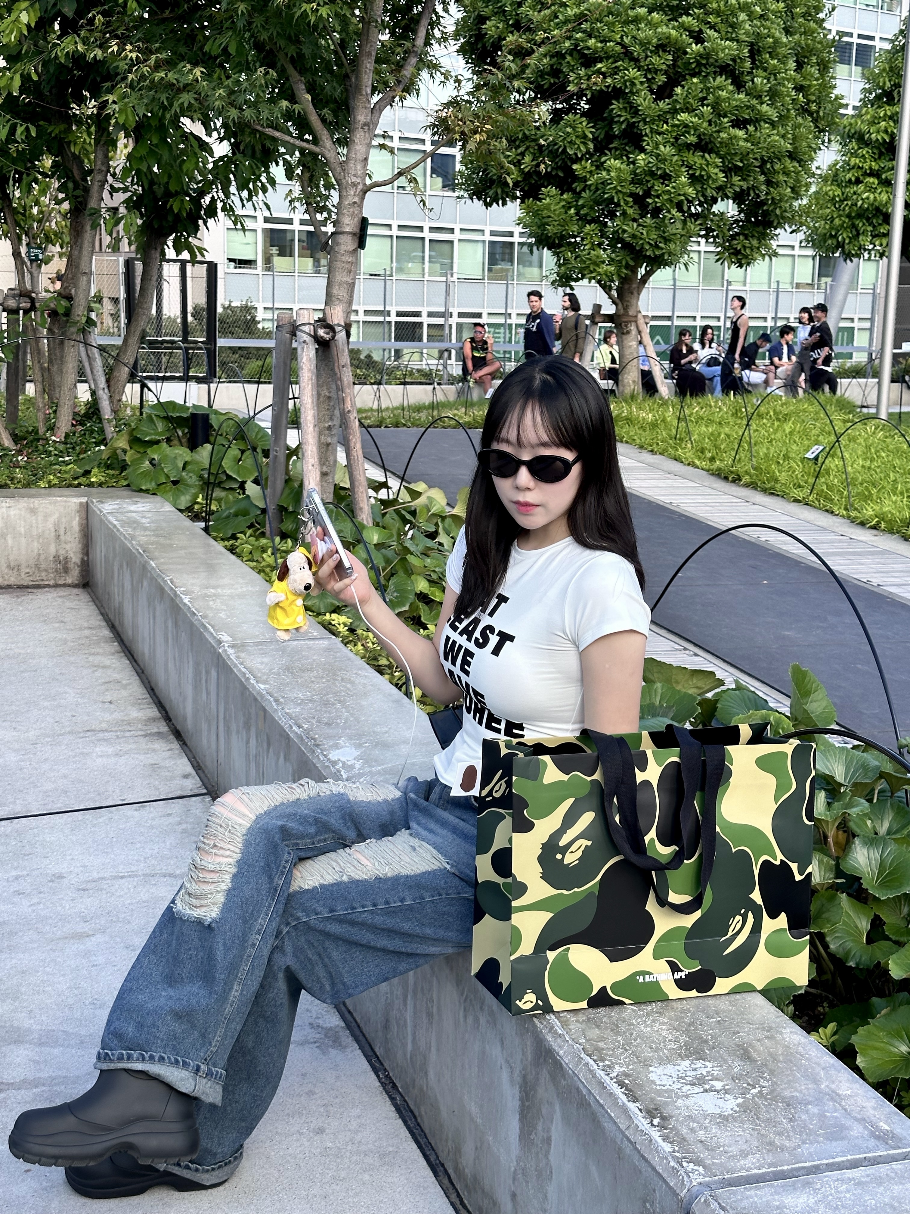 (W) Youhee Lettering T-Shirt White, (W) Rockfishweatherwear Hayden Boots Black 착용 스타일 - 2