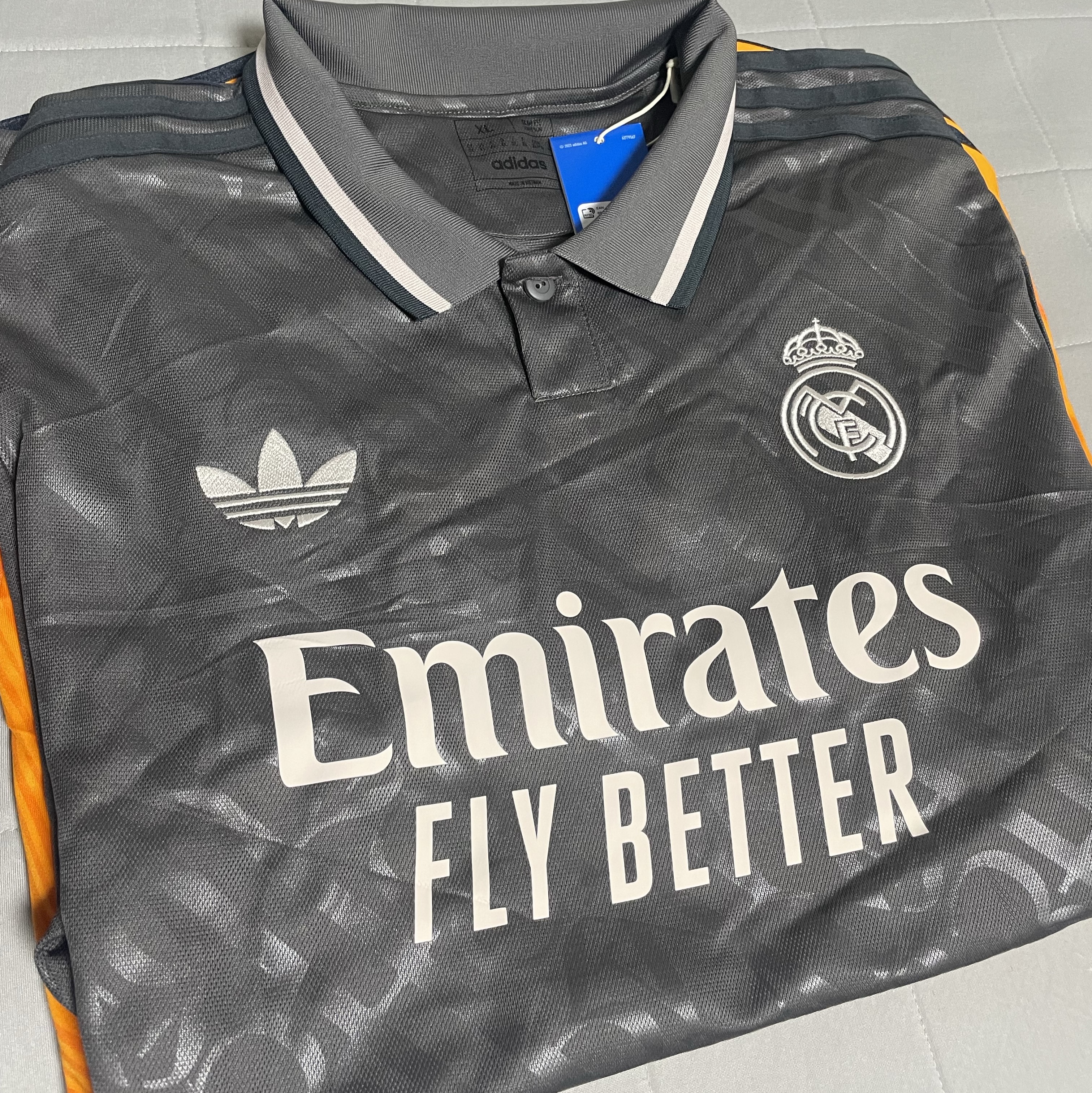 Adidas Real Madrid 2024/25 Home Authentic Long Sleeve Jersey White - KR Sizing (Non Marking Ver.), Adidas Real Madrid 2024/25 Away Jersey Crew Orange - US Sizing (Non Marking Ver.) 착용 스타일 - 3