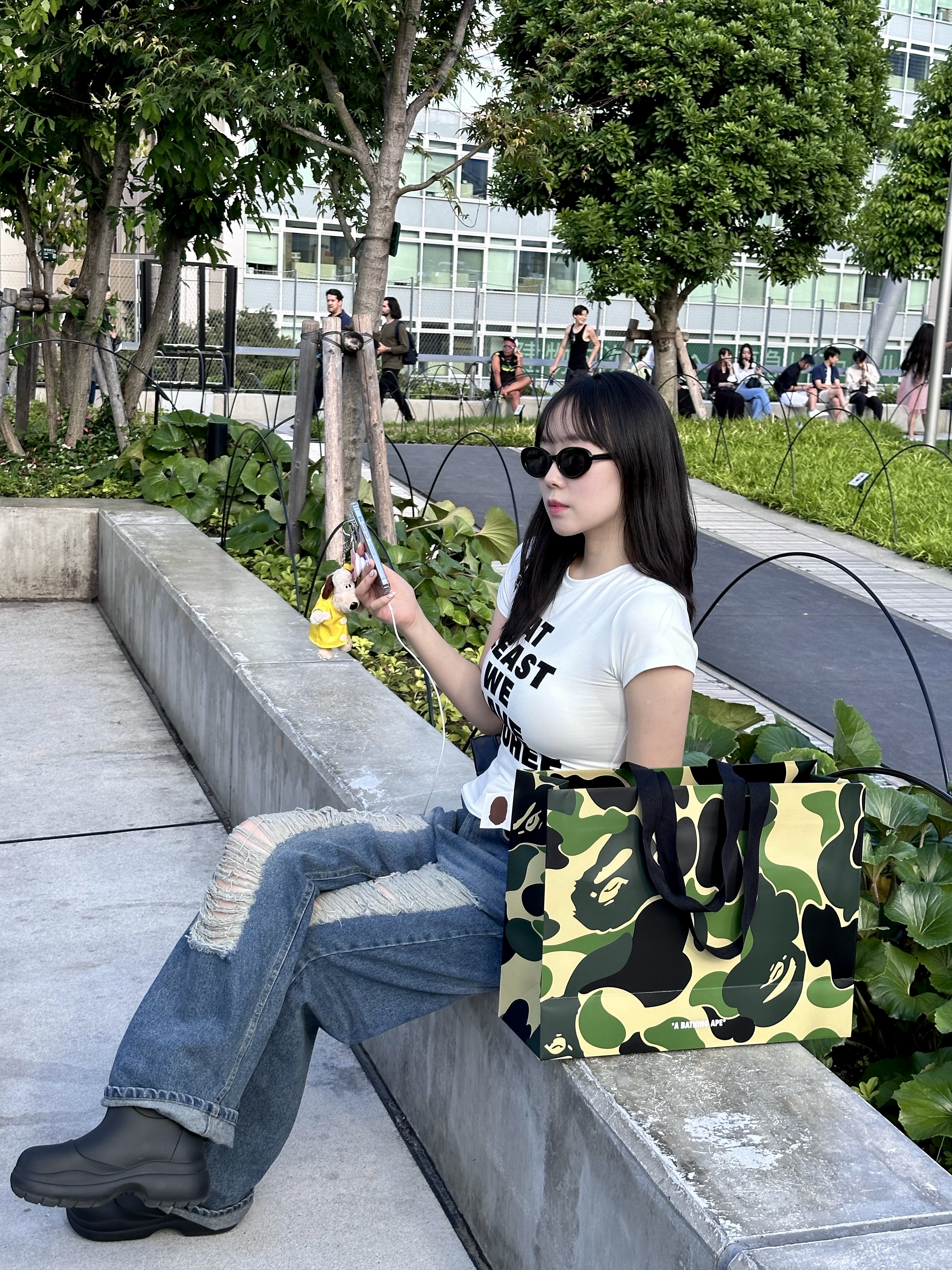 (W) Youhee Lettering T-Shirt White, (W) Rockfishweatherwear Hayden Boots Black 착용 스타일 - 1