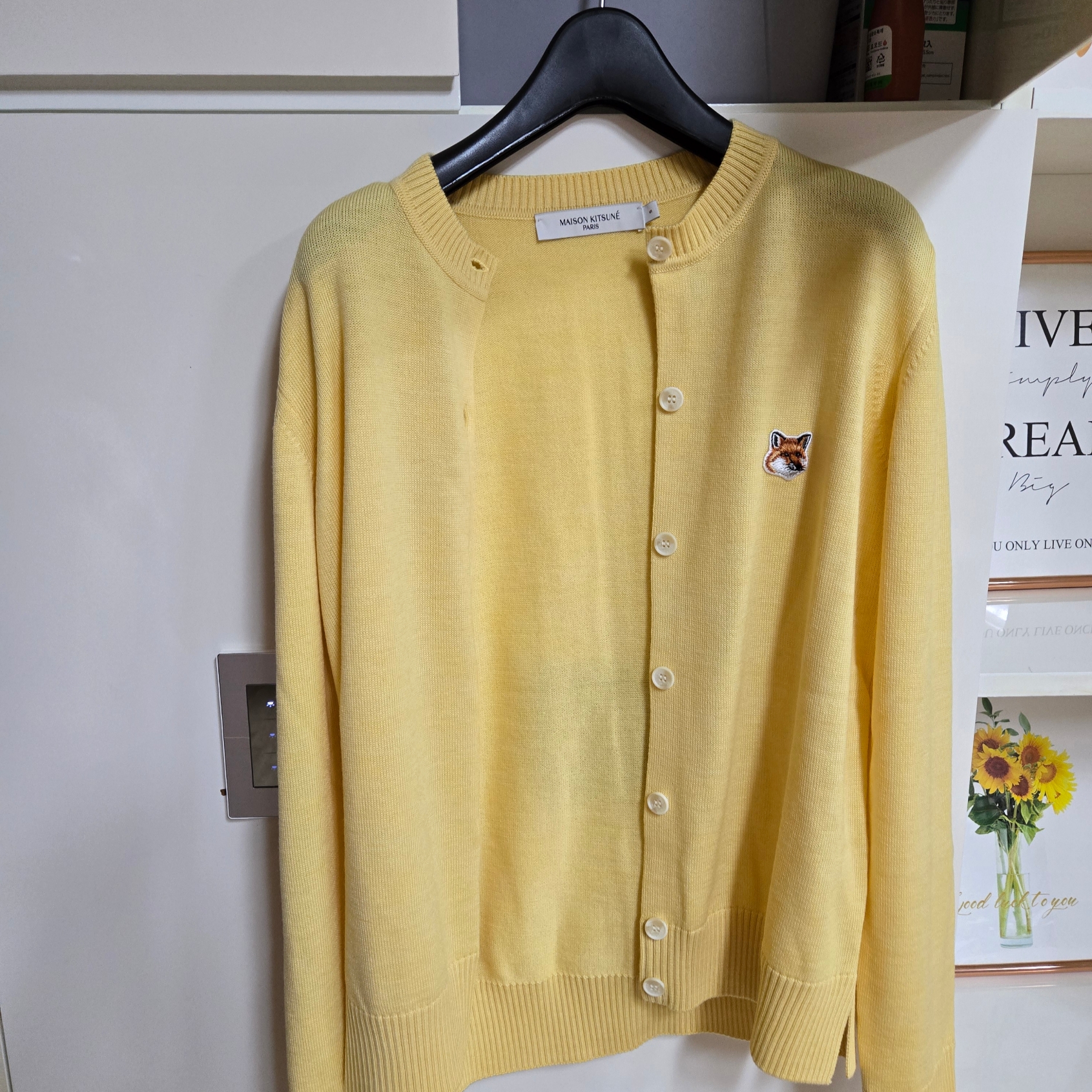 (W) Maison Kitsune Fox Head Patch Adjusted R-Neck Cardigan Soft Yellow 착용 스타일