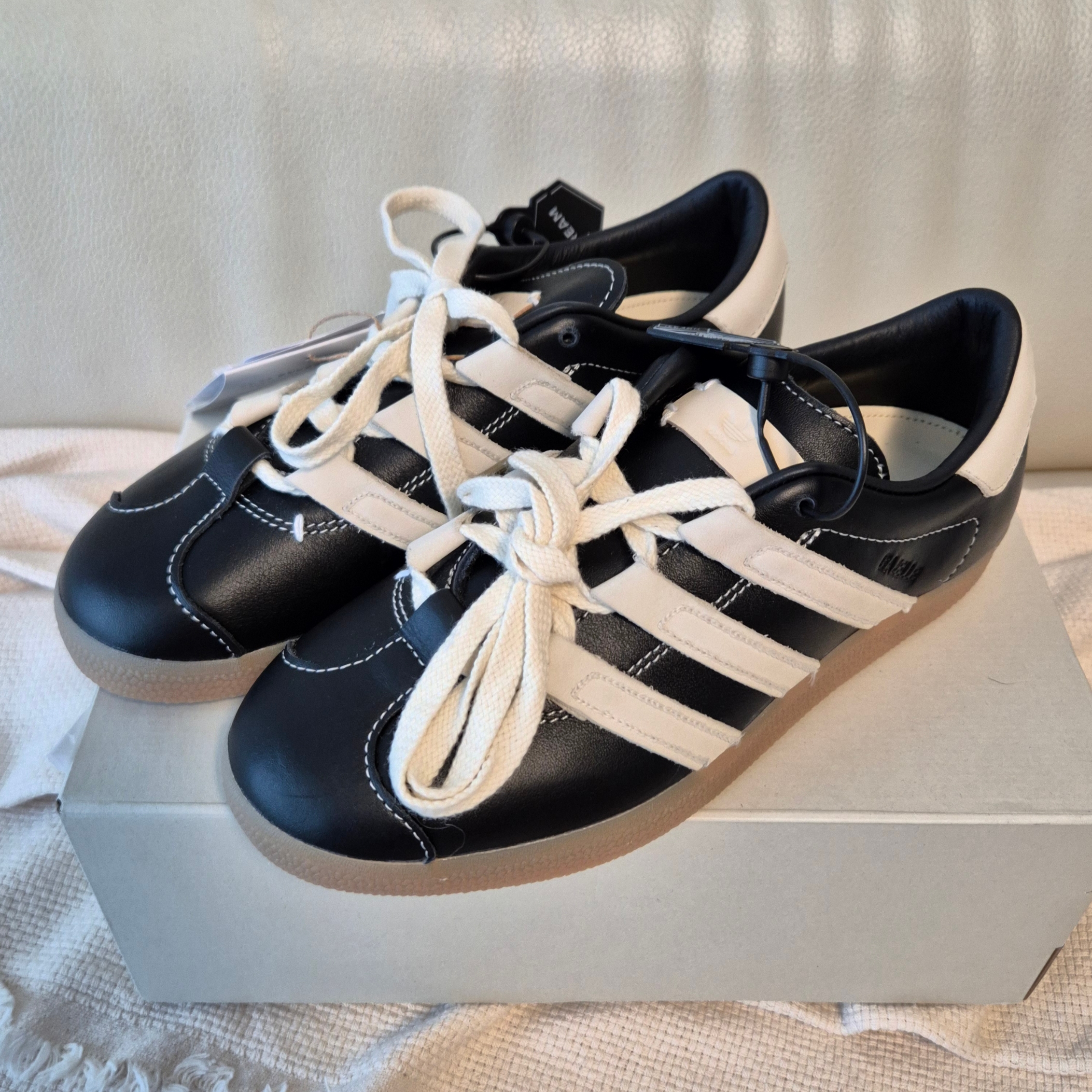 Adidas x Foot Industry Gazelle Core Black Cream White 착용 스타일