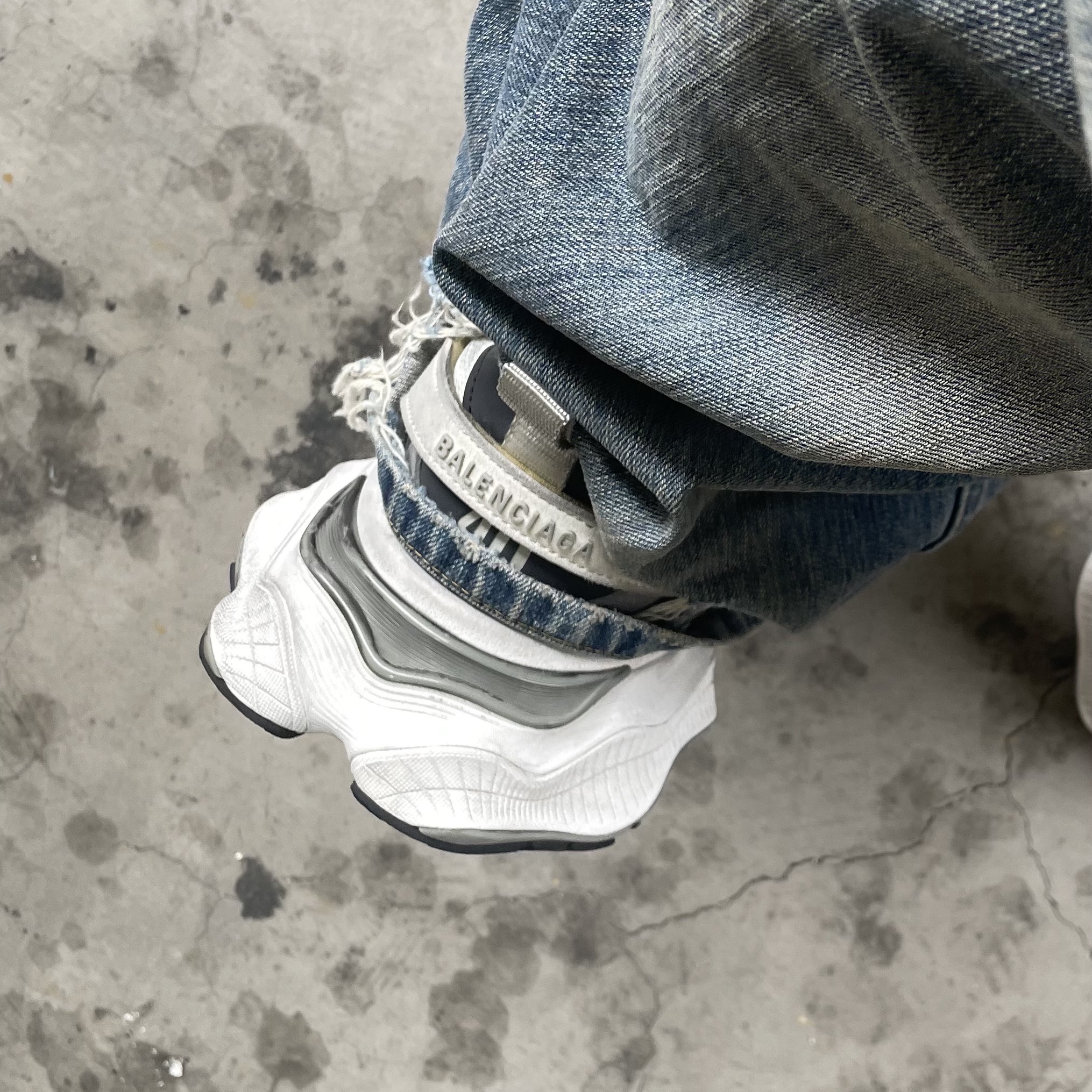 Balenciaga Oversized Baggy Pants Light Blue, Balenciaga Cargo Sneakers White Grey 착용 스타일 - 3