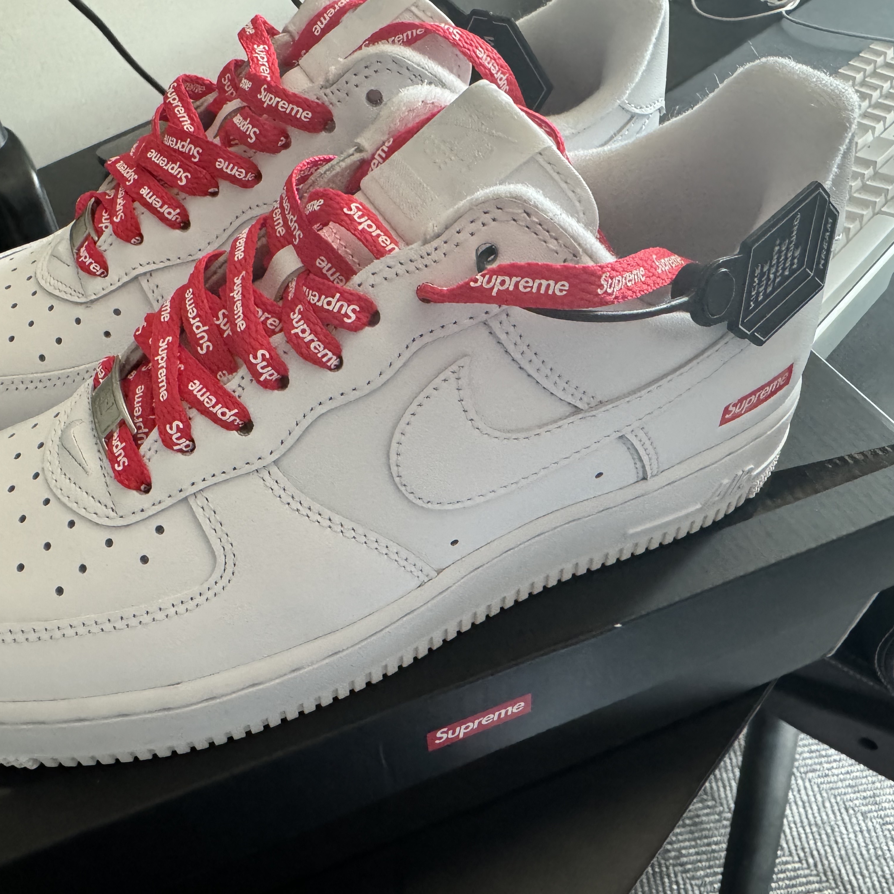 Nike x Supreme Air Force 1 Low White 착용 스타일