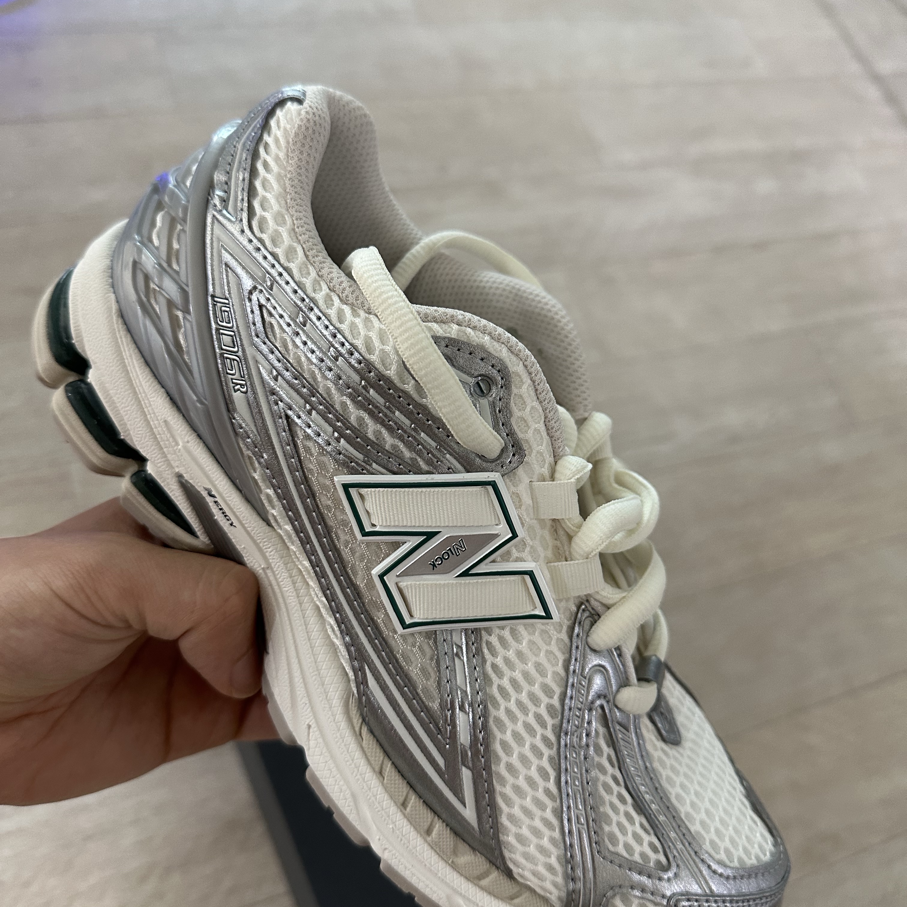 New Balance 1906R Silver Metallic Sea Salt 착용 스타일 - 1