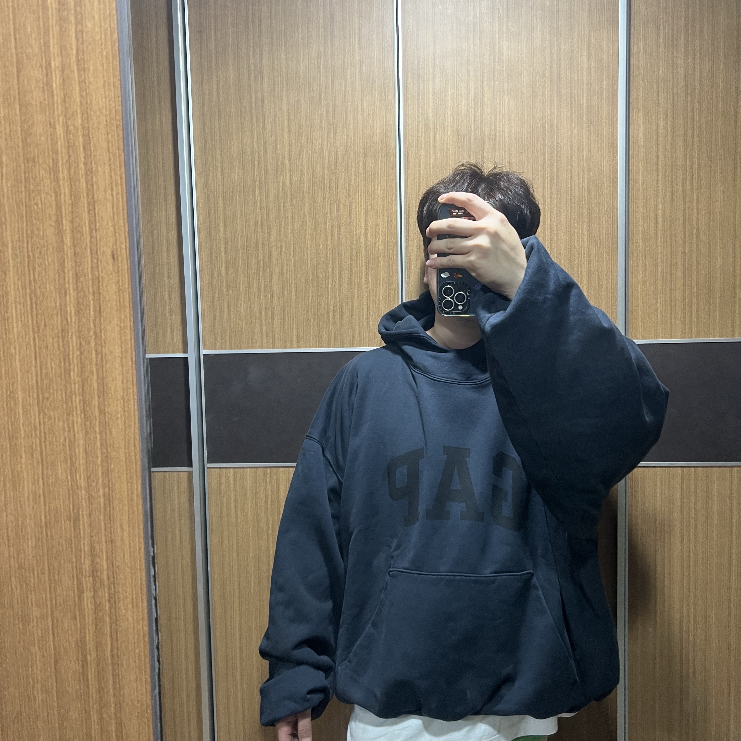 Yeezy Gap Engineered By Balenciaga Dove Hoodie Washed Black 착용 스타일 - 1