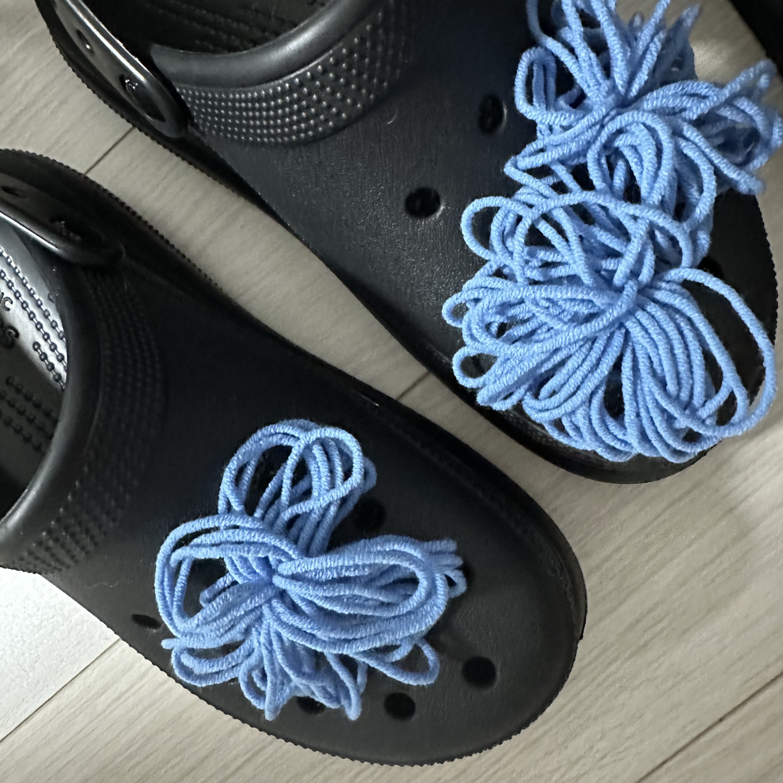 Crocs Classic Crush Clog Black 착용 스타일