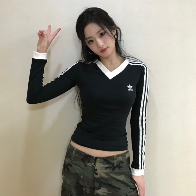 (W) Adidas V-Neck Long Sleeve T-Shirt Black - KR Sizing 착용 스타일 - 2