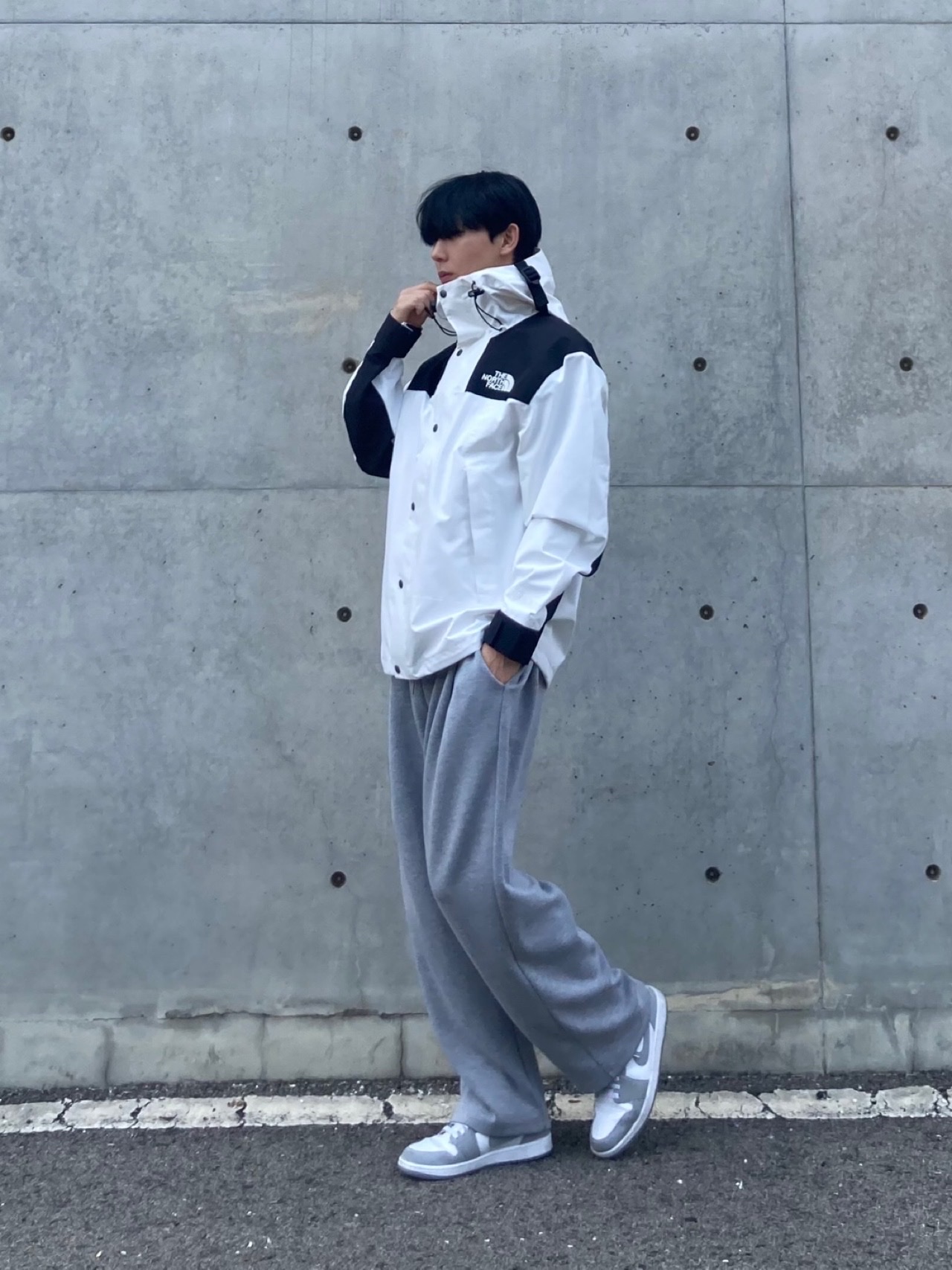 The North Face Eco GTX Mountain Jacket Ivory, (W) Jordan 1 Low White Wolf Grey 착용 스타일 - 5