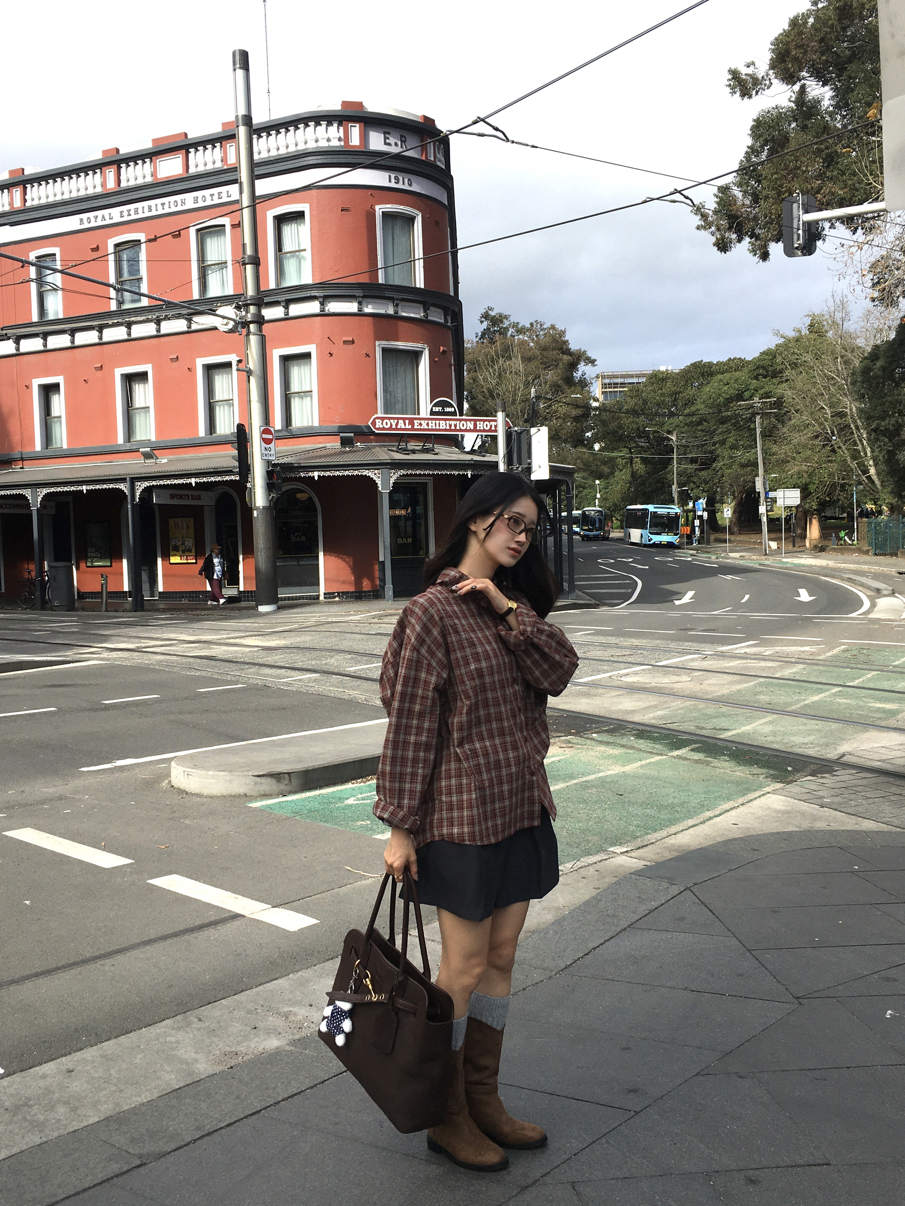Miu Miu Aventure Nappa Leather Bag Briarwood, (W) Miu Miu Regard Sunglasses Blue Lenses Honey Tortoiseshell Acetate Standard fit 착용 스타일 - 10