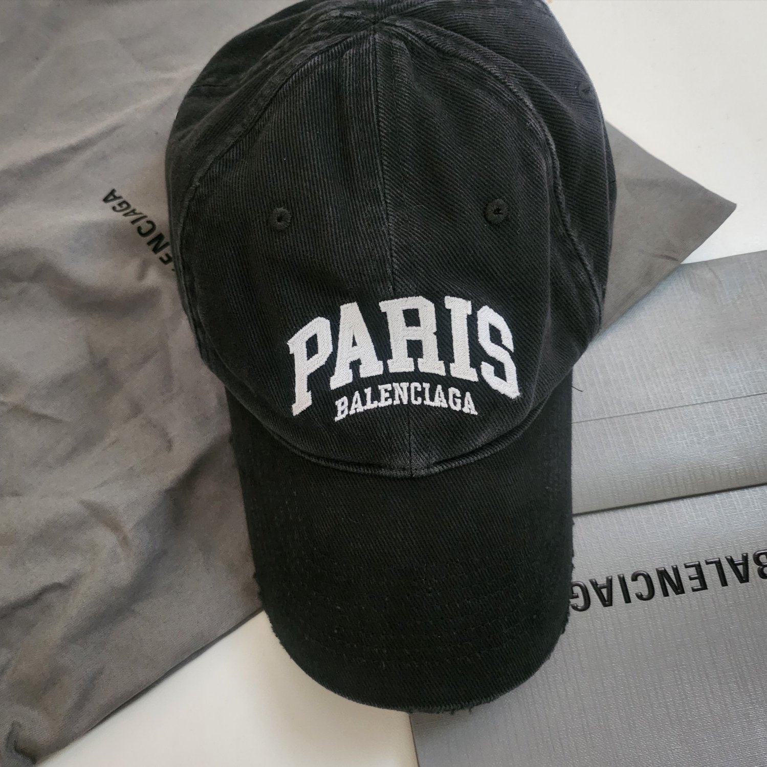 Balenciaga Cities Paris Cap Black 착용 스타일